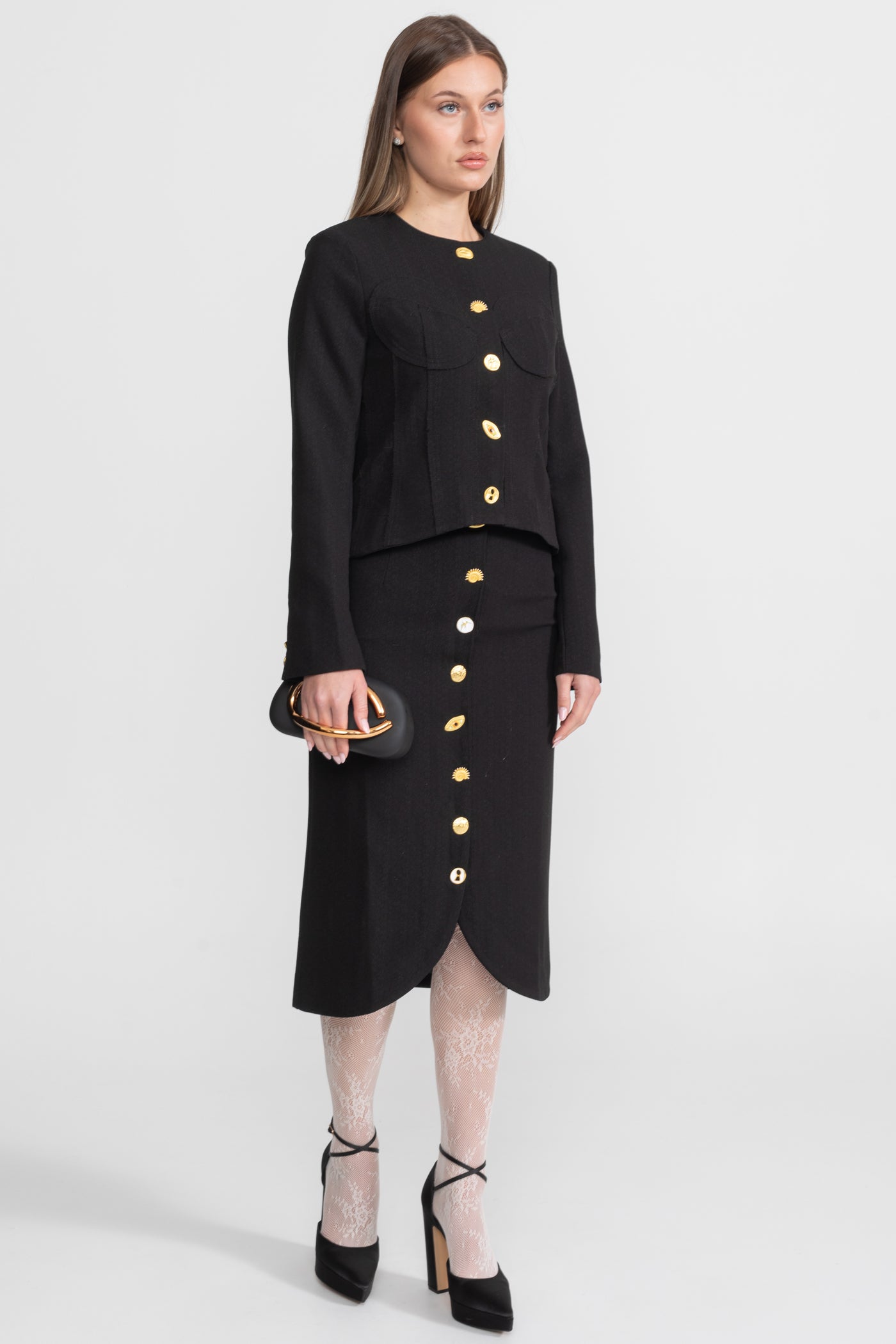 طقم منسق بأزرار ذهبية بارزة - أسود