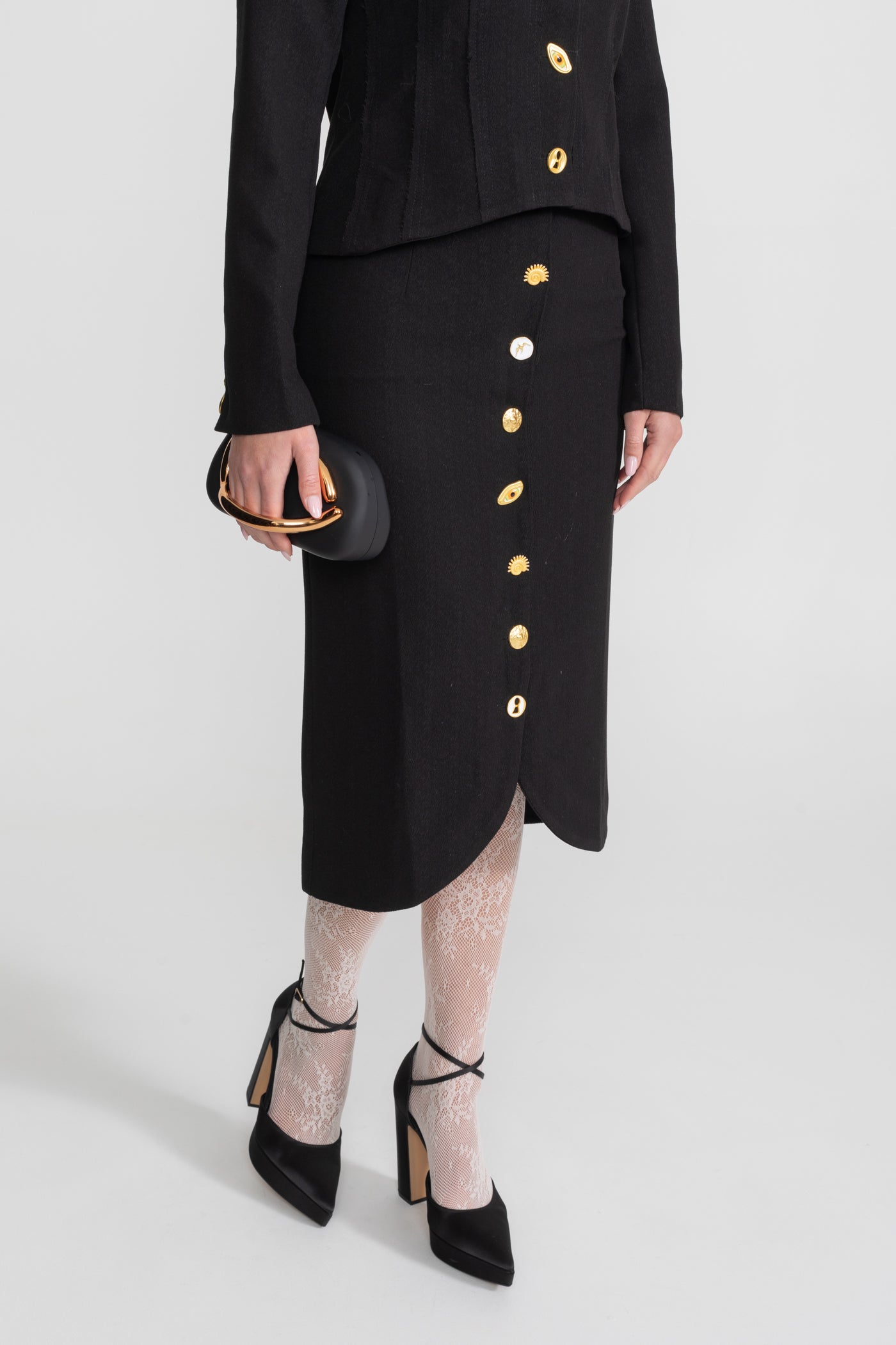 طقم منسق بأزرار ذهبية بارزة - أسود