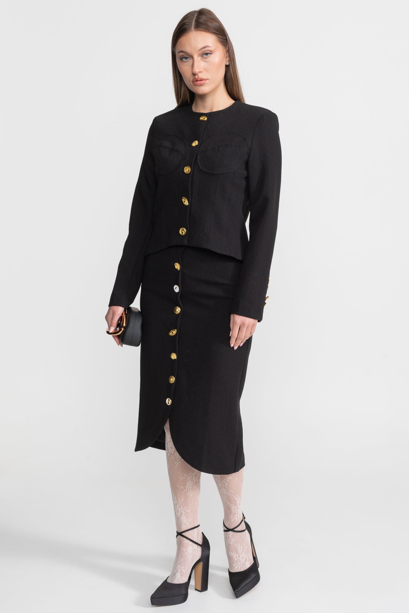 طقم منسق بأزرار ذهبية بارزة - أسود