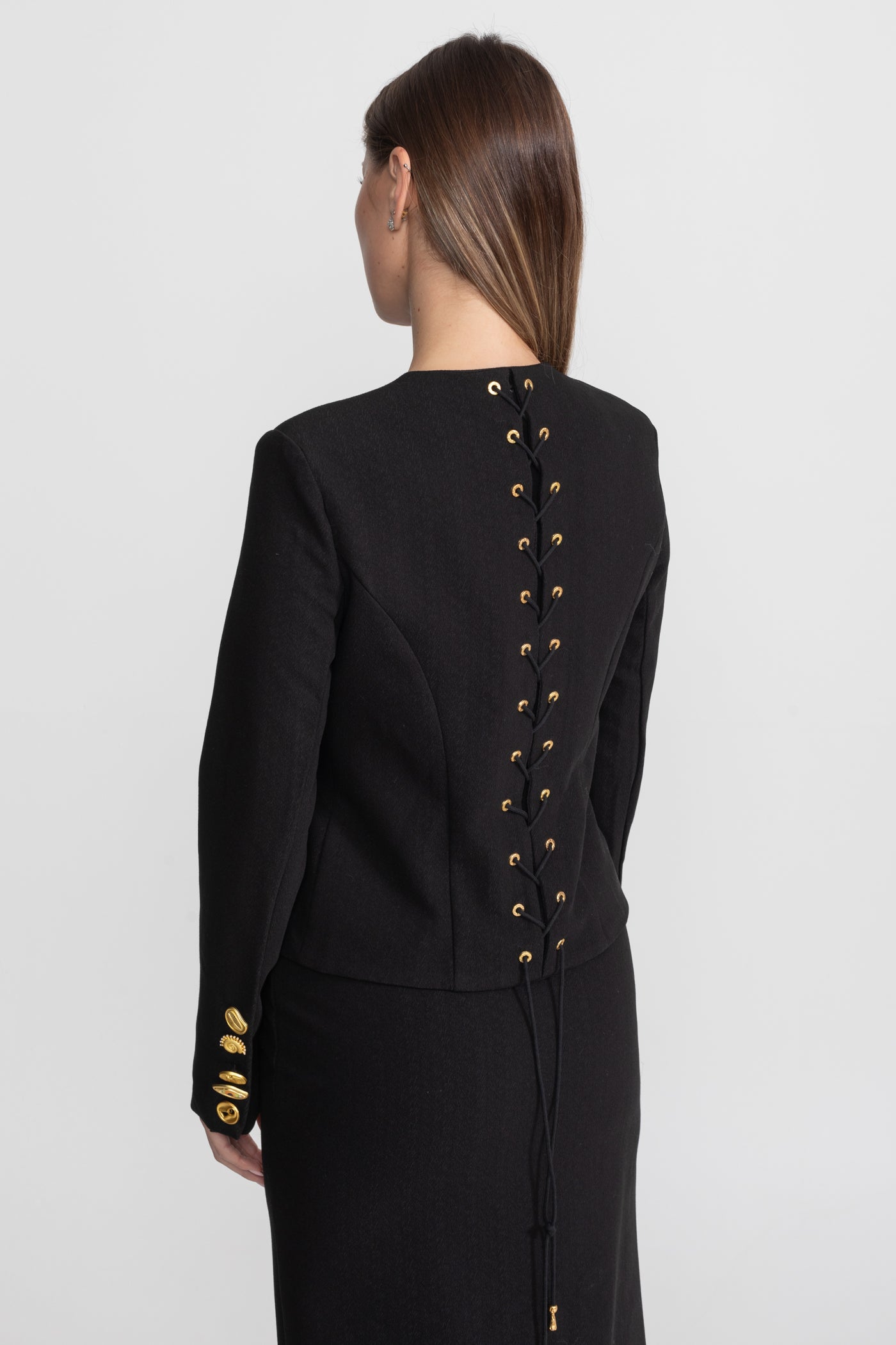 طقم منسق بأزرار ذهبية بارزة - أسود