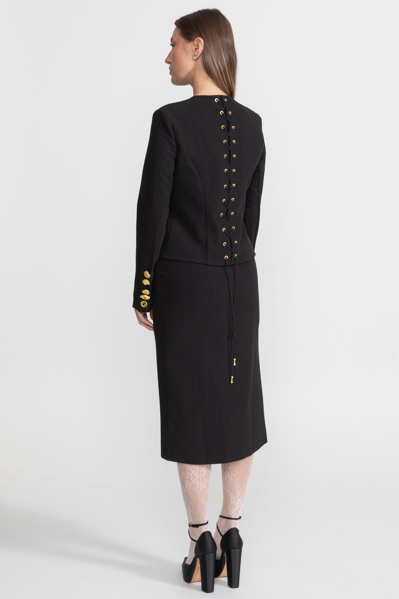 طقم منسق بأزرار ذهبية بارزة - أسود