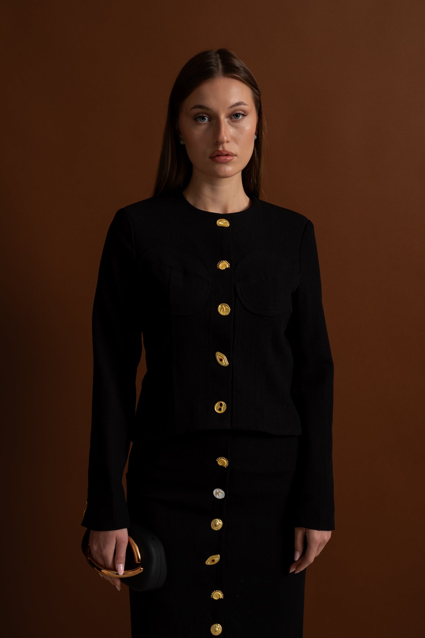 طقم منسق بأزرار ذهبية بارزة - أسود