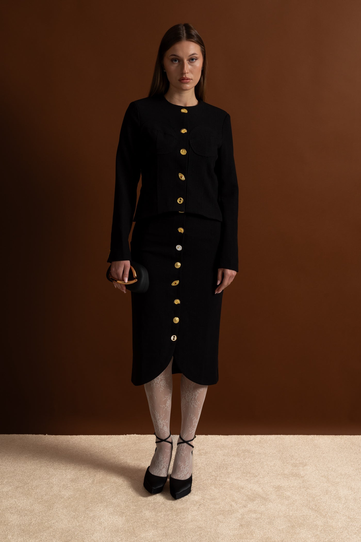 طقم منسق بأزرار ذهبية بارزة - أسود