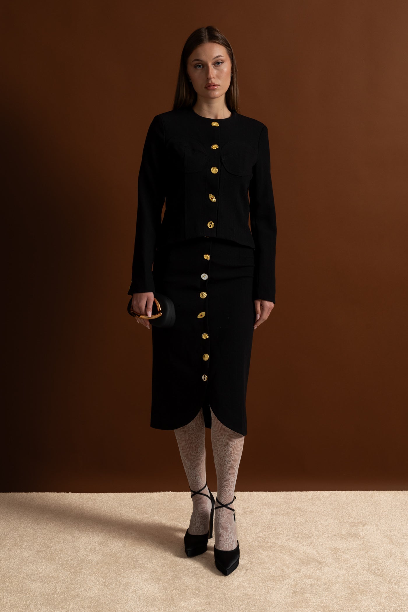 طقم منسق بأزرار ذهبية بارزة - أسود