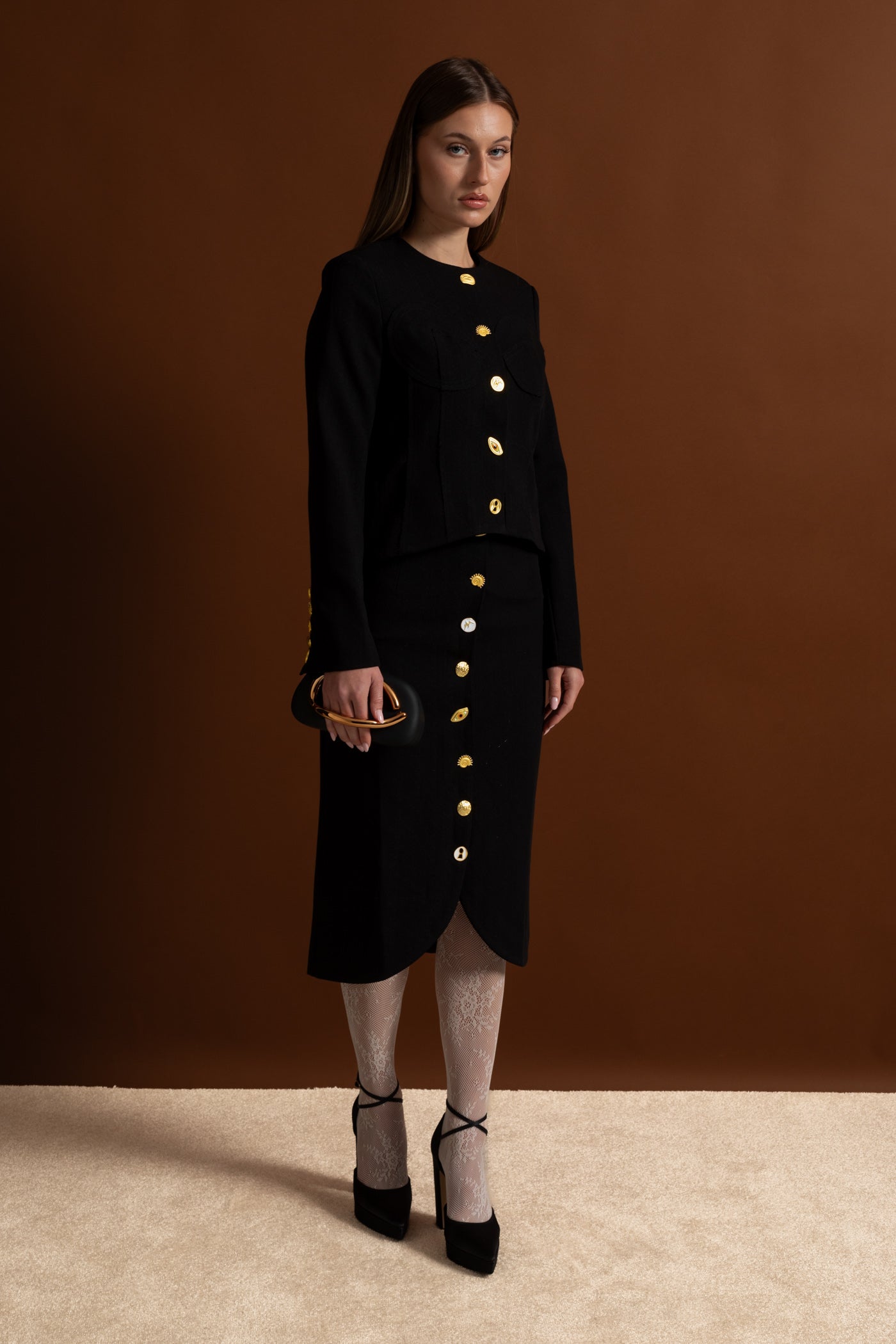 طقم منسق بأزرار ذهبية بارزة - أسود