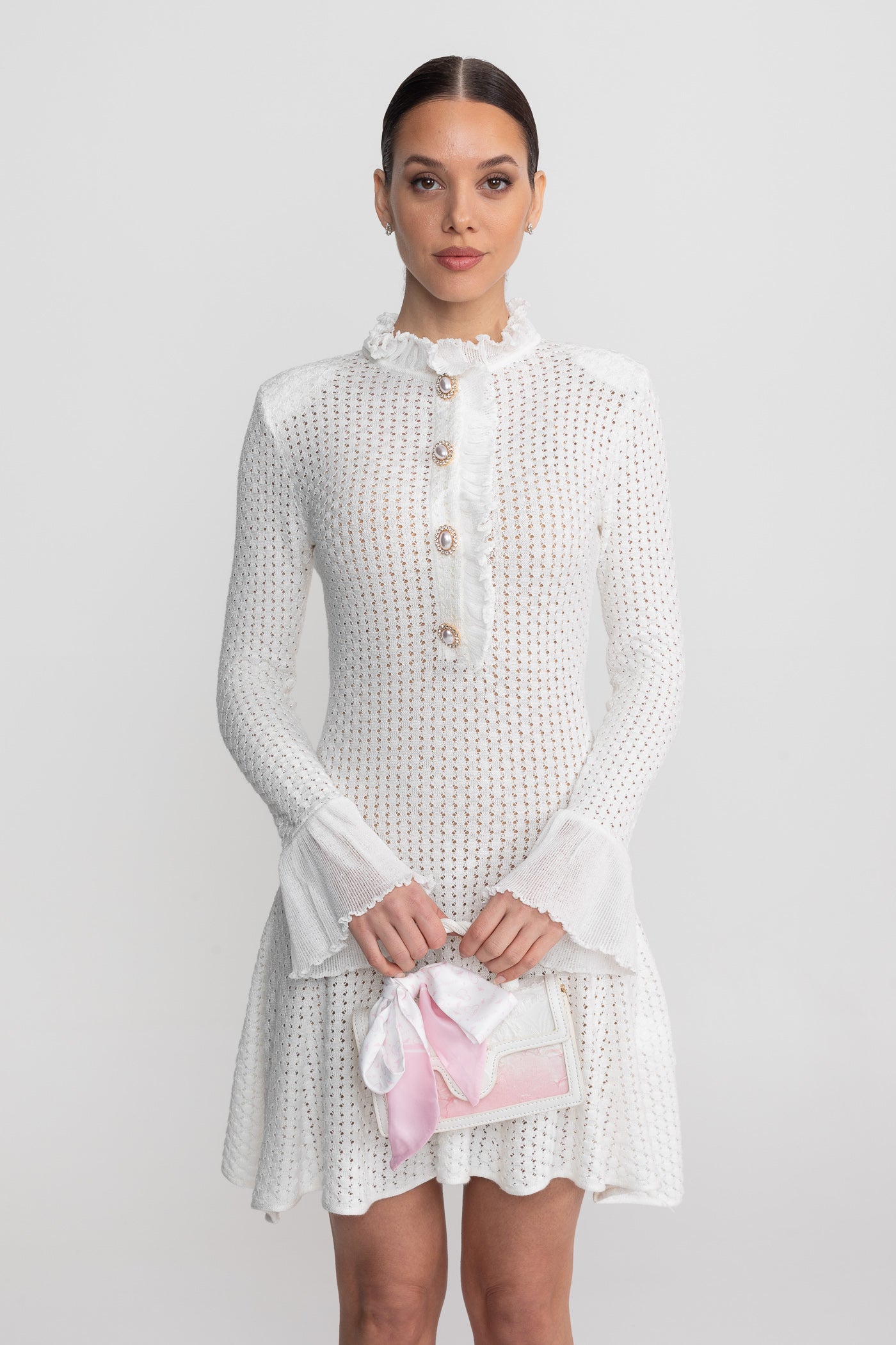 فستان ميني مفتوح الحياكة بياقة عالية مزينة بالكشاكش وصف أزرار من اللؤلؤ - أبيض