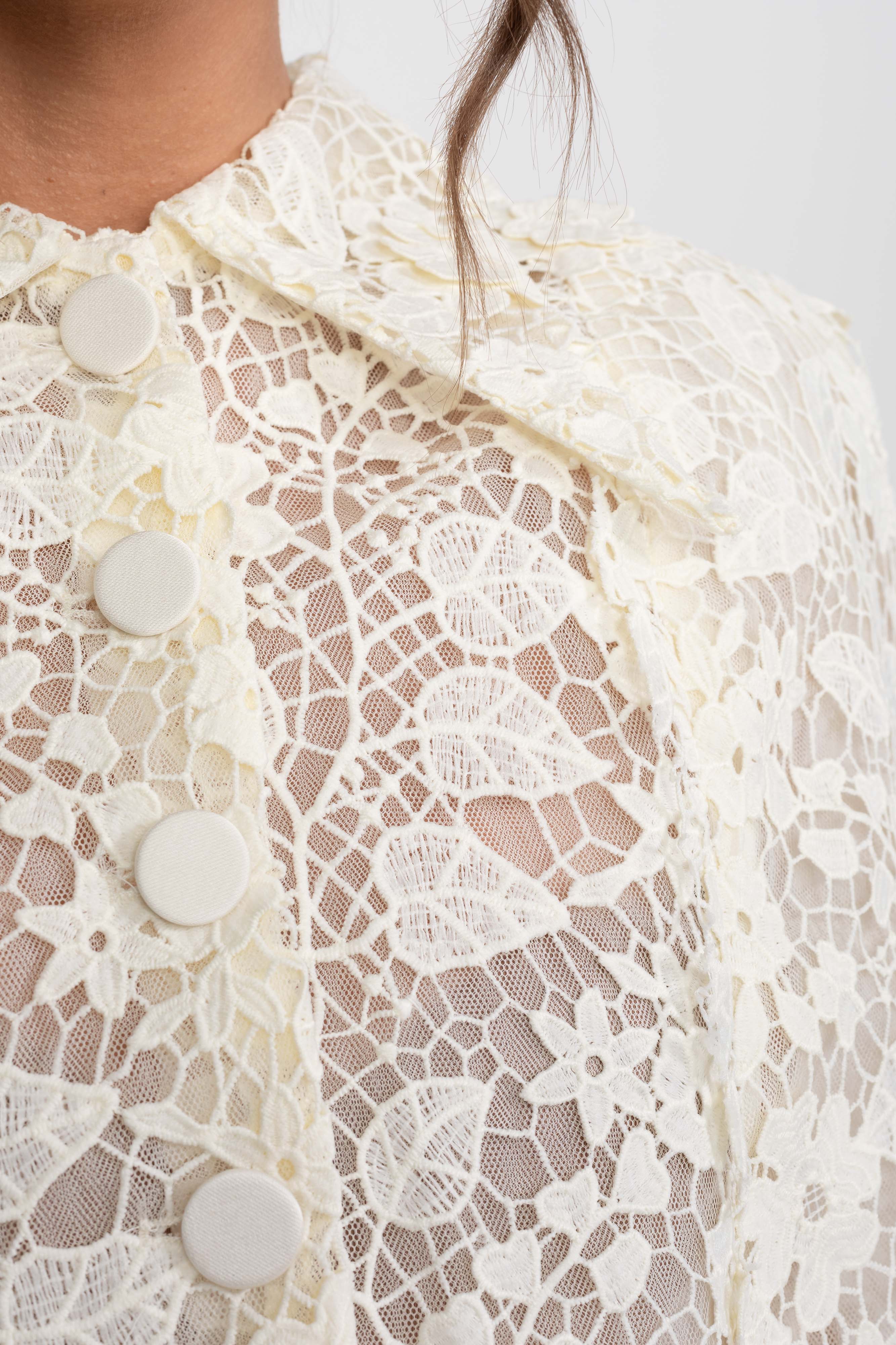 طقم Lace Co-Ord مع كاب بأزرار وتنورة ميني بفيونكة - White