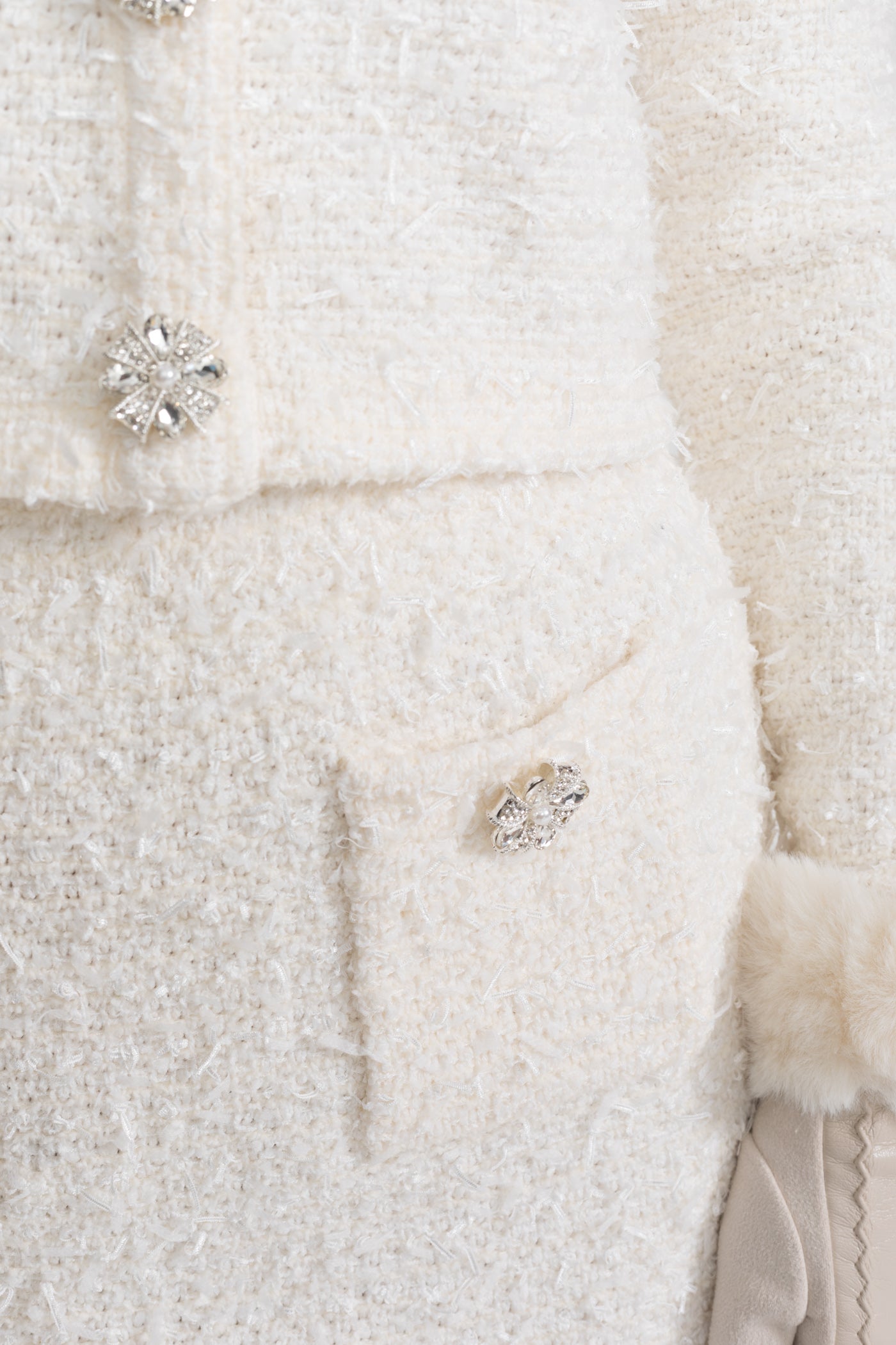 تنورة ميني تويد بأزرار كريستالية - أبيض