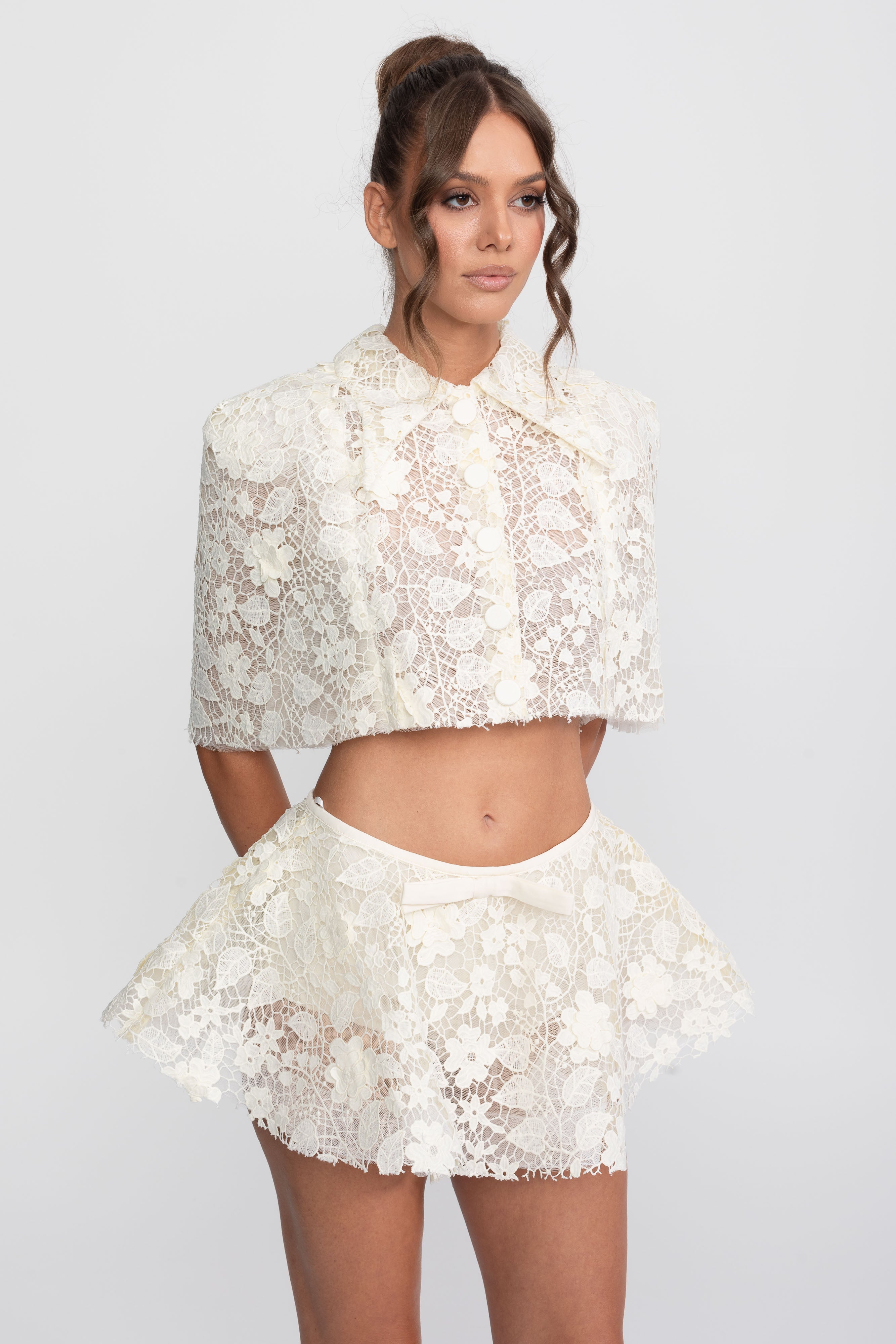 طقم Lace Co-Ord مع كاب بأزرار وتنورة ميني بفيونكة - White