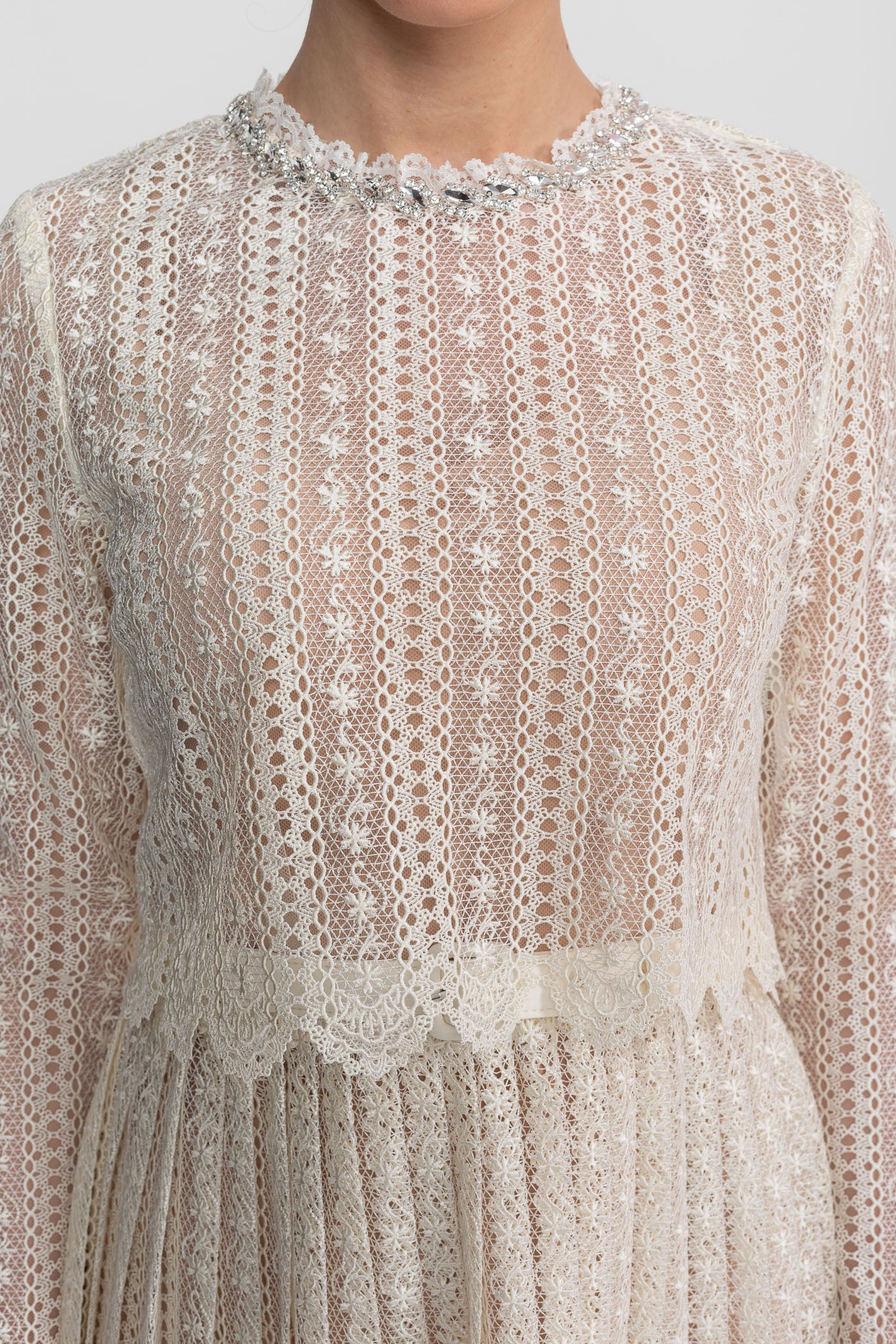 فستان ميني دانتيل بياقة عالية وتنورة مطوية - Ivoire