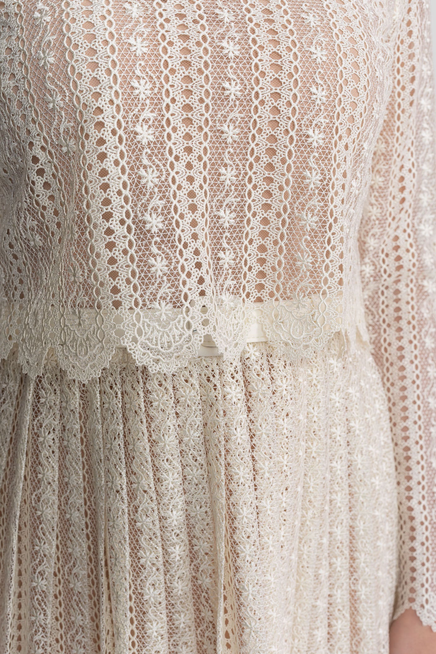 فستان ميني دانتيل بياقة عالية وتنورة مطوية - Ivoire