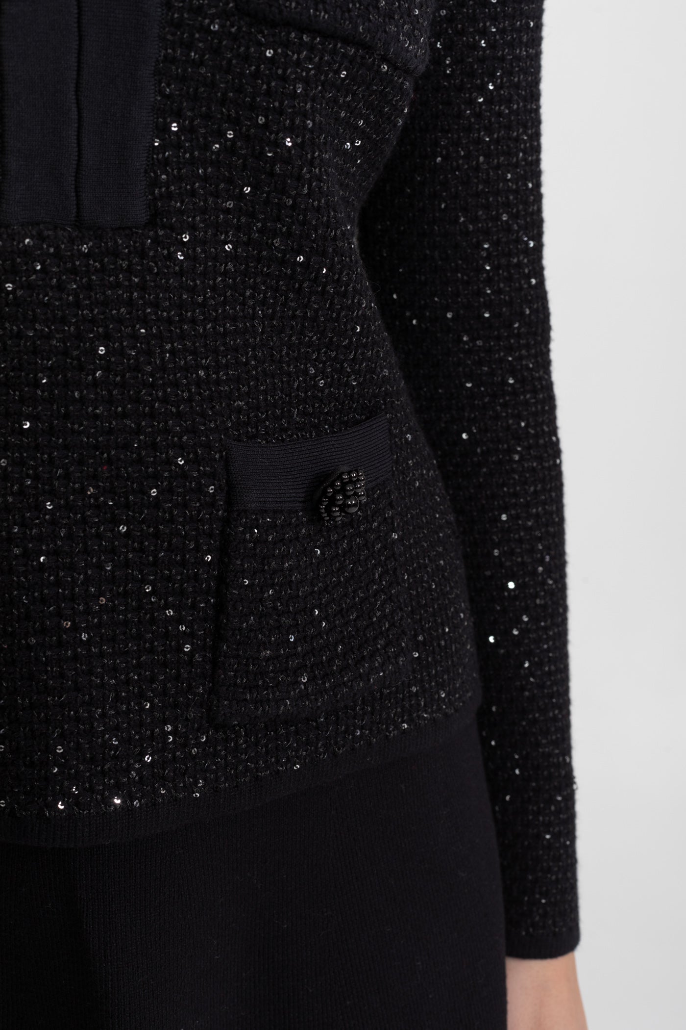 طقم تويد مزخرف بأزرار فيونكة وتنورة قصيرة – أسود