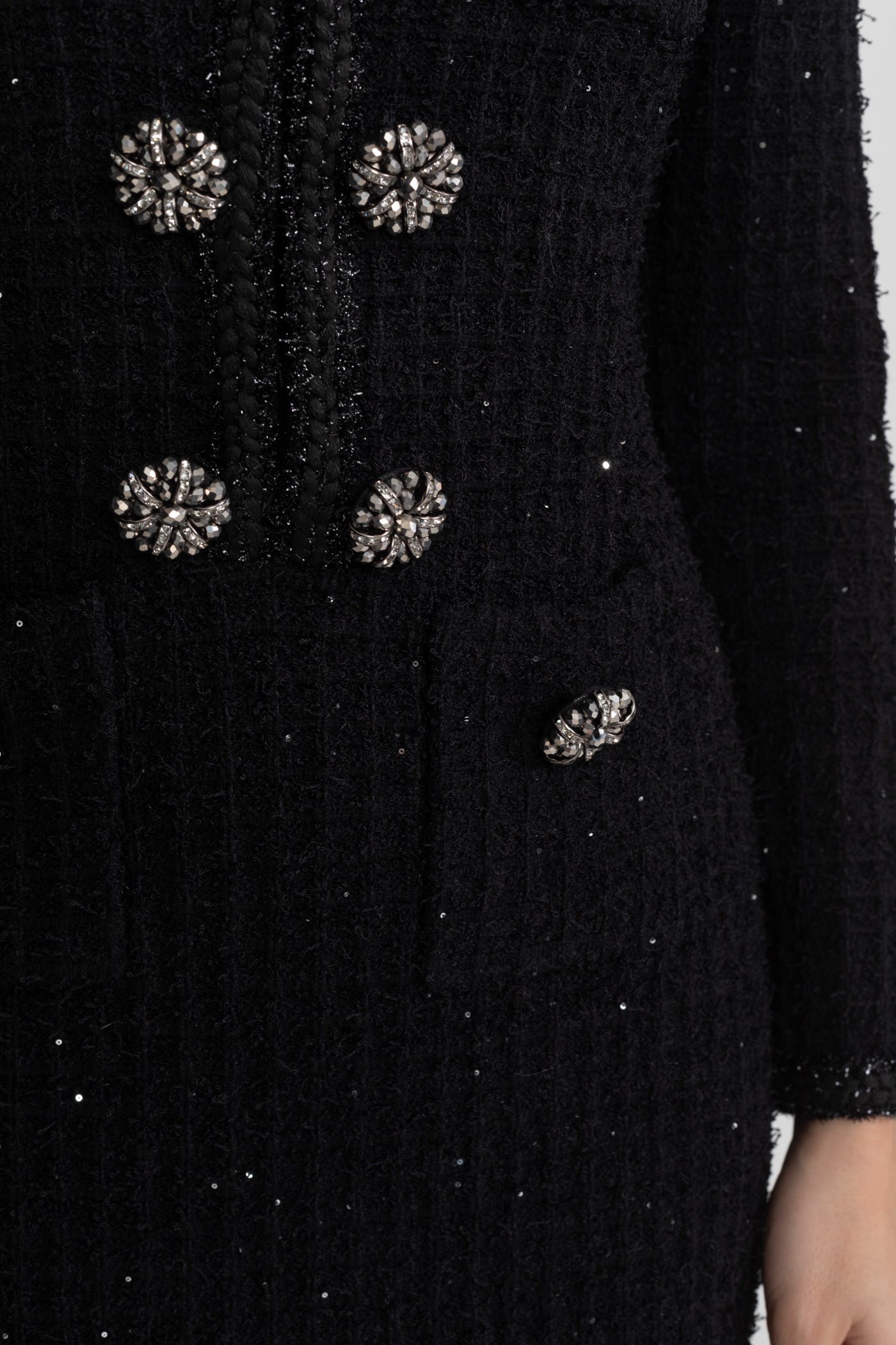 فستان ميدي من التويد المهيكل مع تفاصيل أزرار كريستالية – أسود