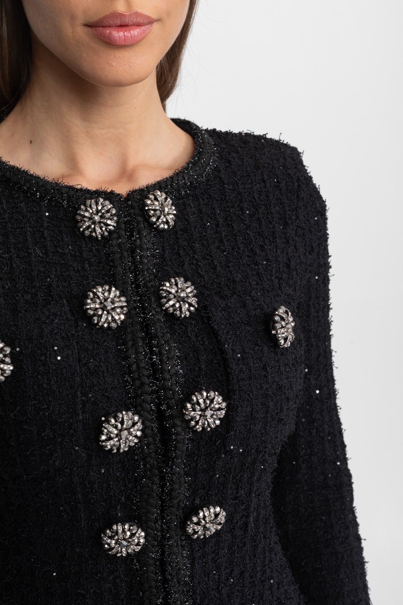 فستان ميدي من التويد المهيكل مع تفاصيل أزرار كريستالية – أسود