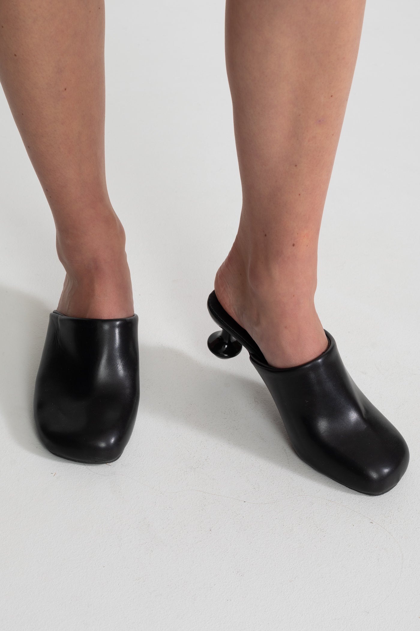 صنادل بكعب منحوت مع مقدمة مربعة مستديرة – باللون الأسود