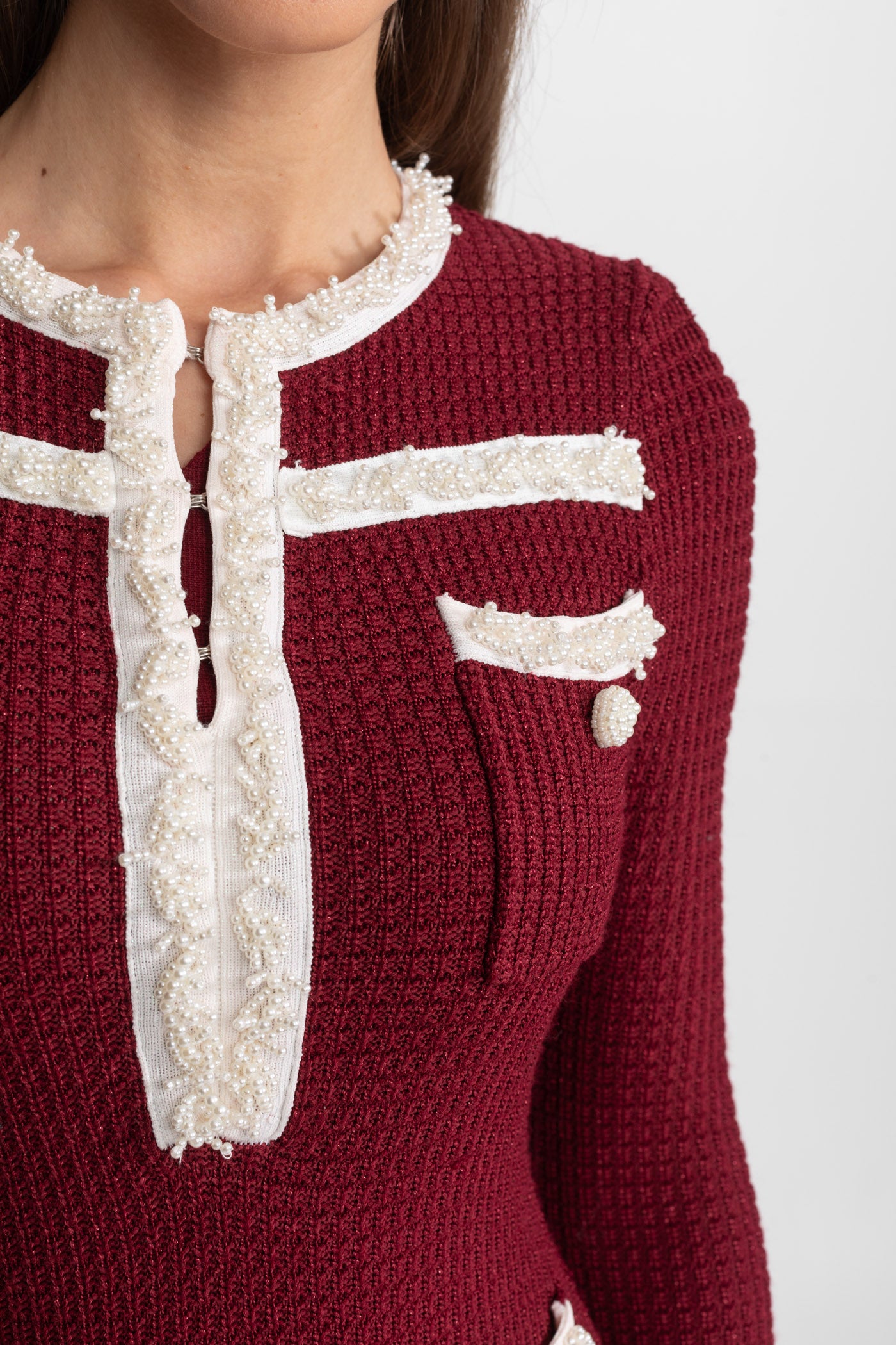 فستان ميدي محبوك بحواف مطرزة متباينة اللون – عنابي