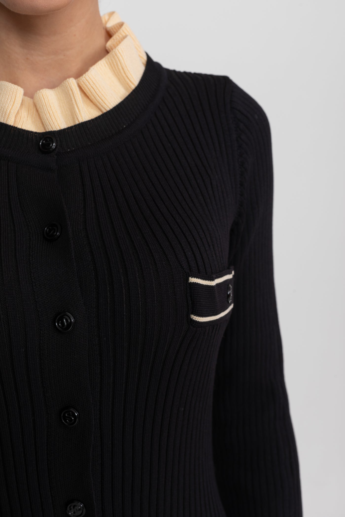 فستان ميدي بأكمام طويلة مع أزرار أمامية وتقليم جيوب متباين - أسود