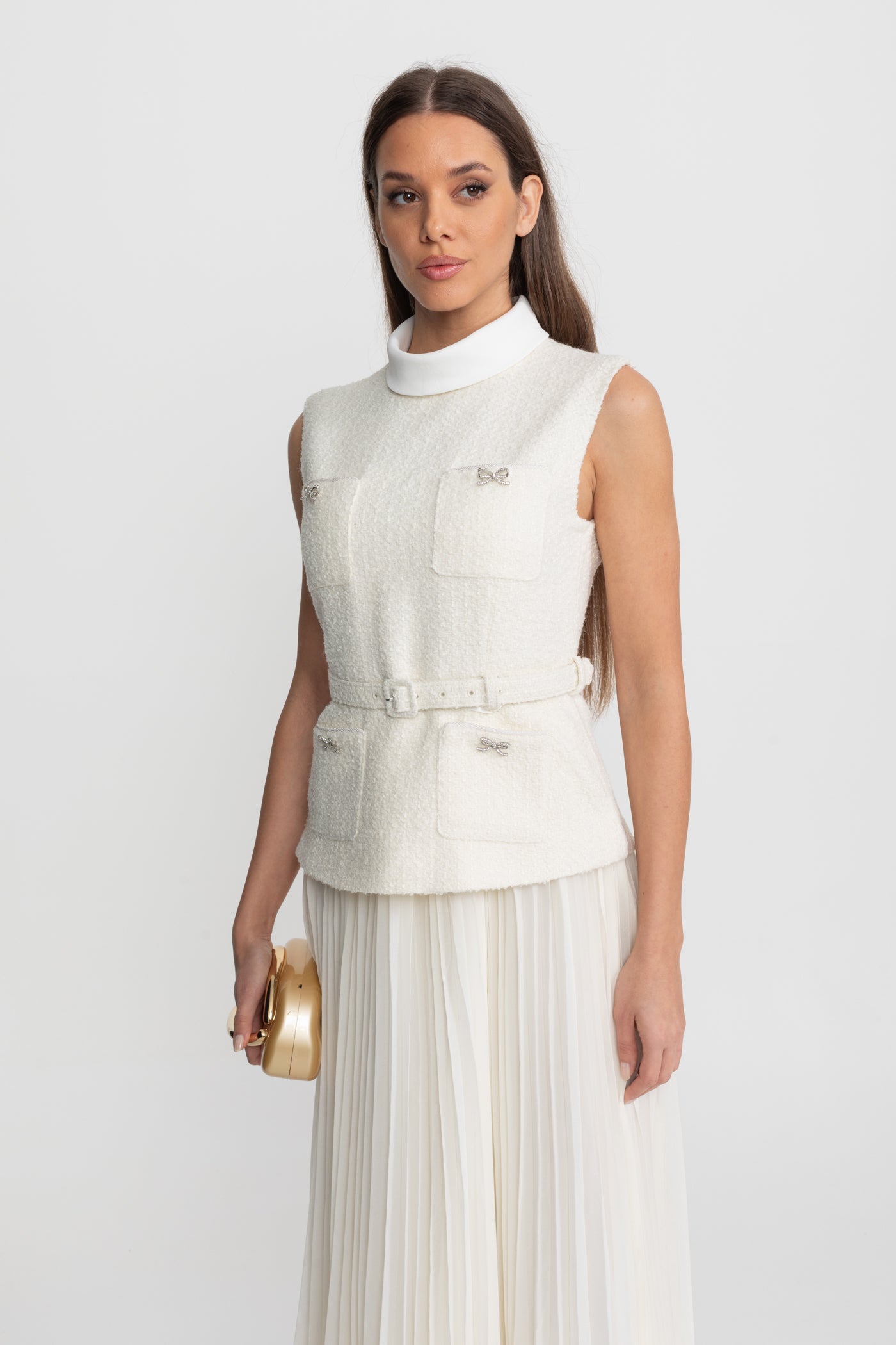 فستان ميدي بدون أكمام بنسيج مميز وتنورة شيفون مطوية – Ivoire