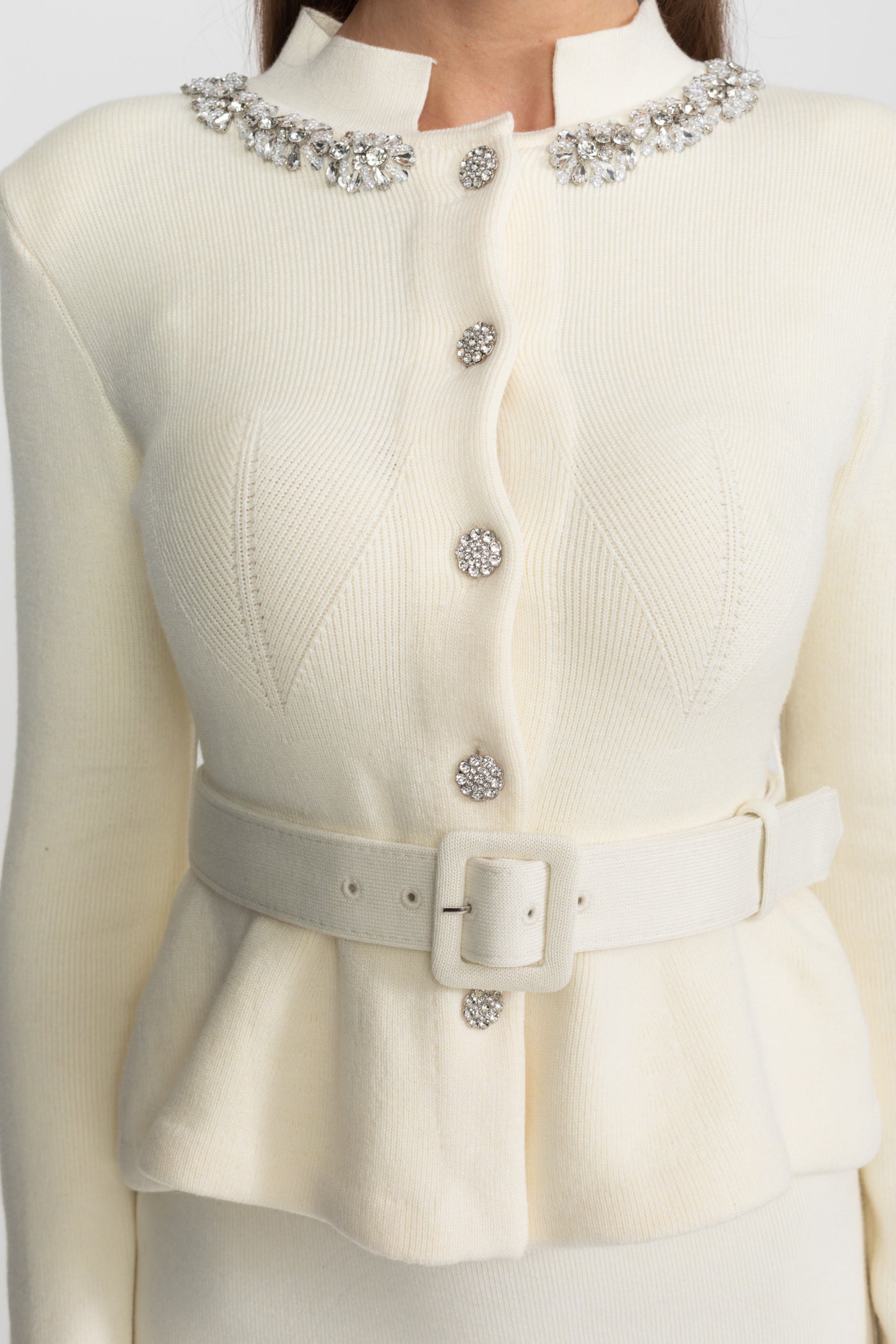 فستان ميدي بخصر بيبلوم وياقة مزينة بالكريستال – Ivoire