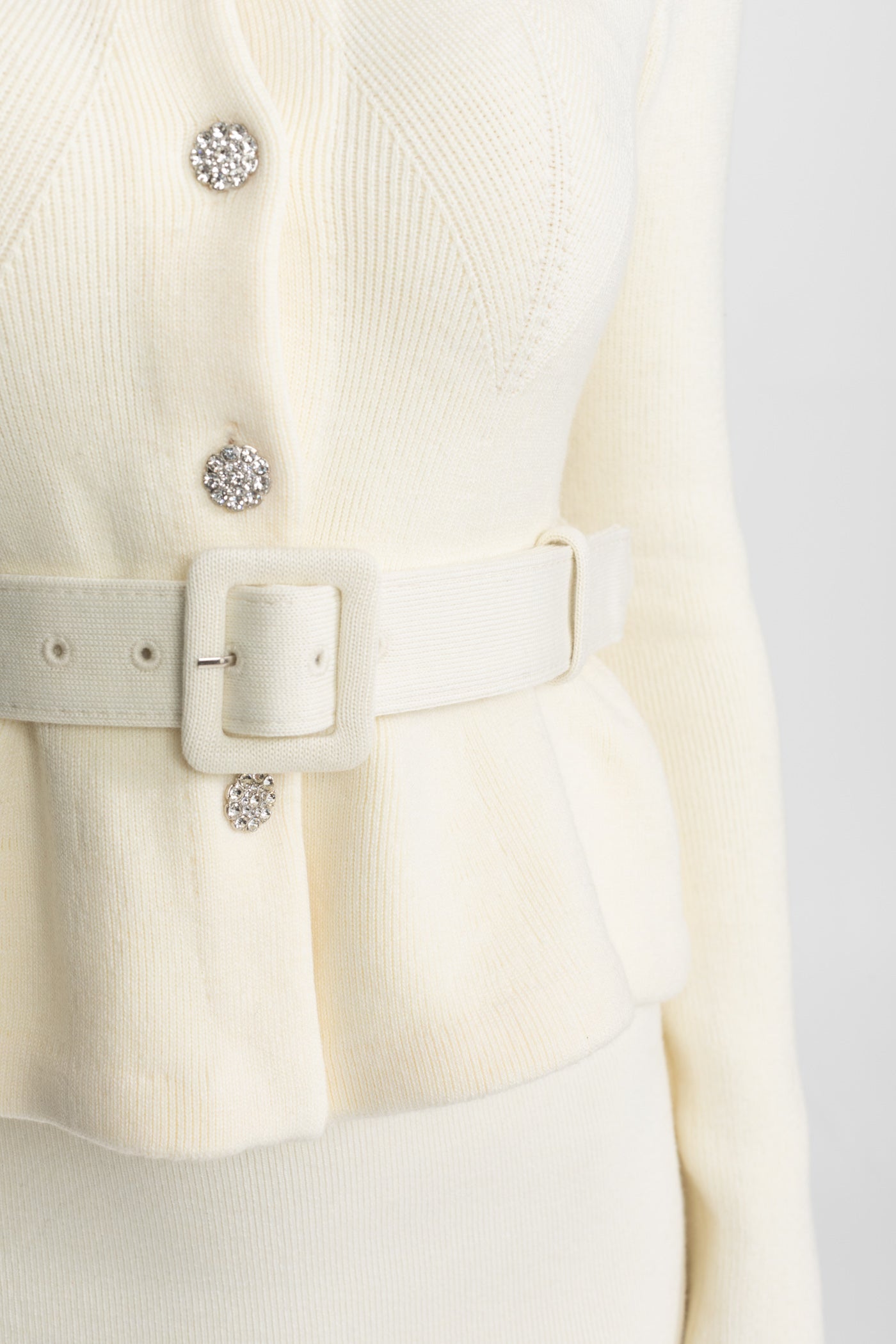 فستان ميدي بخصر بيبلوم وياقة مزينة بالكريستال – Ivoire