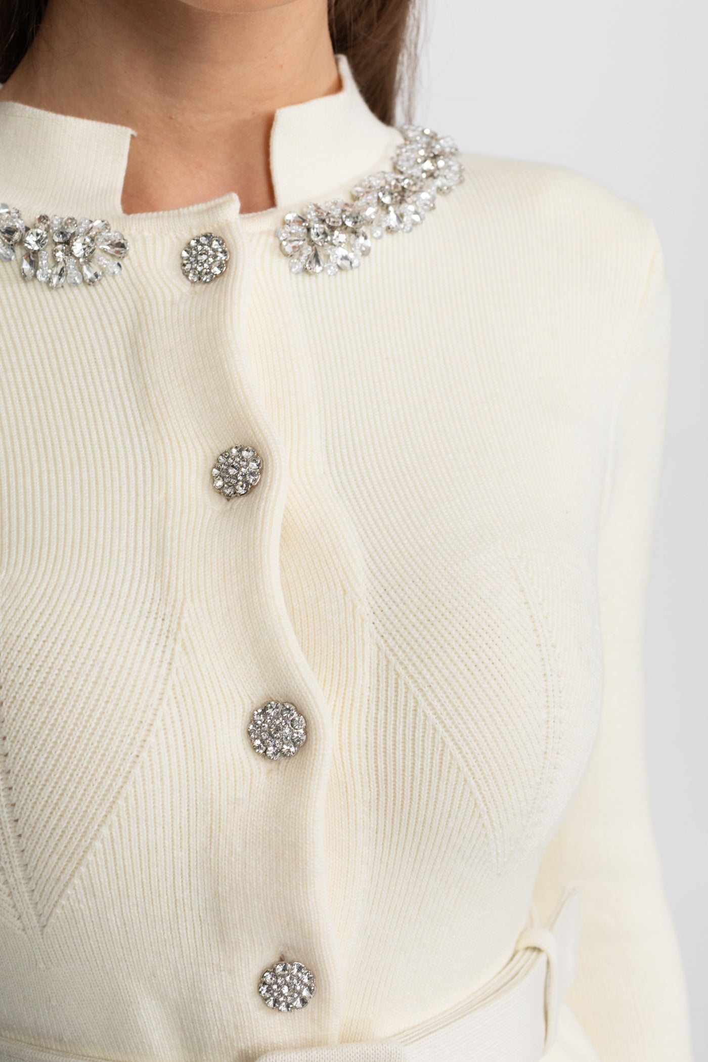 فستان ميدي بخصر بيبلوم وياقة مزينة بالكريستال – Ivoire