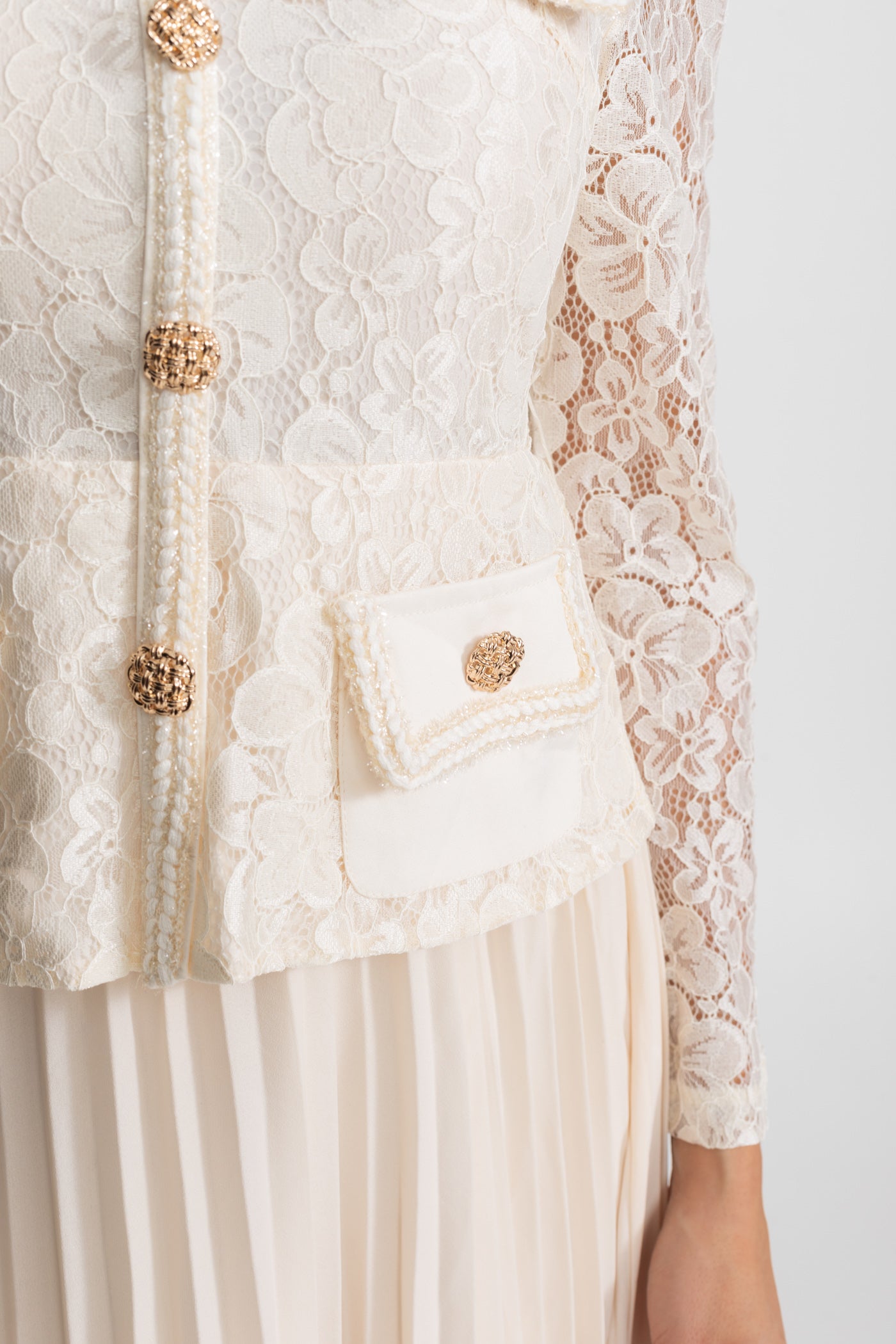 فستان ميدي من الدانتيل والتجاعيد مع تفاصيل أزرار ذهبية - Ivoire