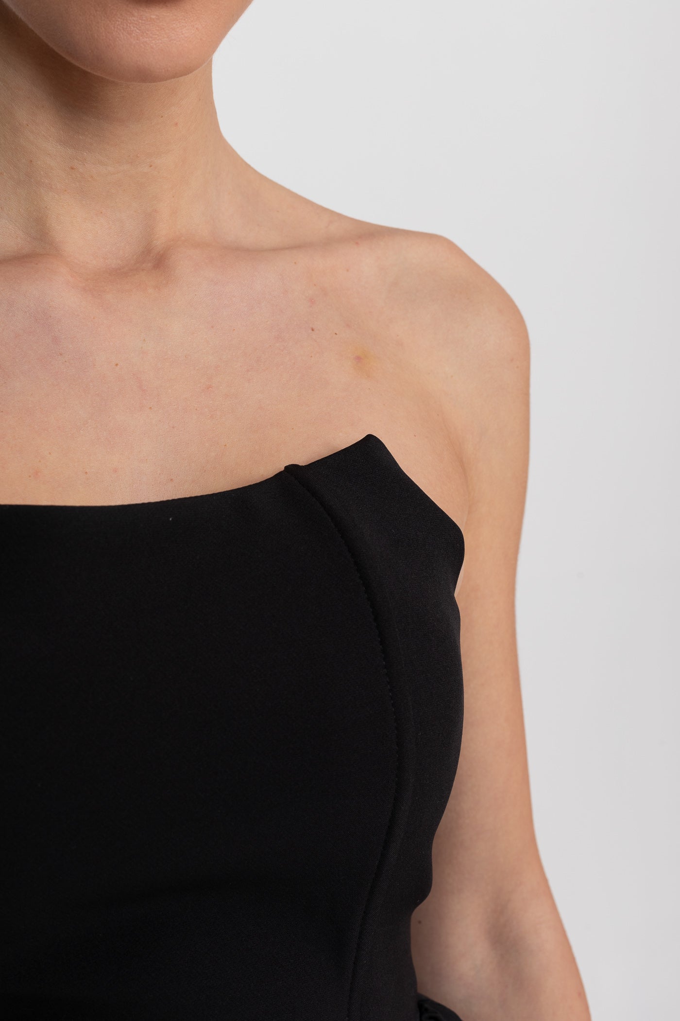 فستان ماكسي بدون حمالات مع تنورة مطرزة غير متماثلة - أسود