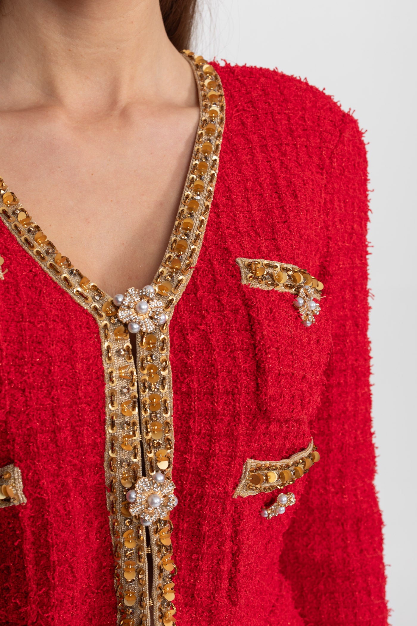 طقم تويد منسوج بنقشة محبوكة مع حواف ذهبية وأزرار كريستالية – أحمر