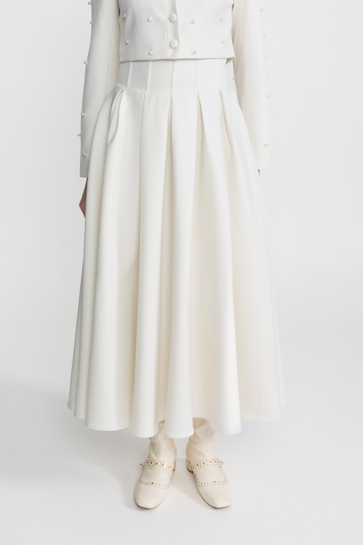 طقم منسّق مزين باللؤلؤ مع جاكيت قصير وتنورة كاملة – أبيض