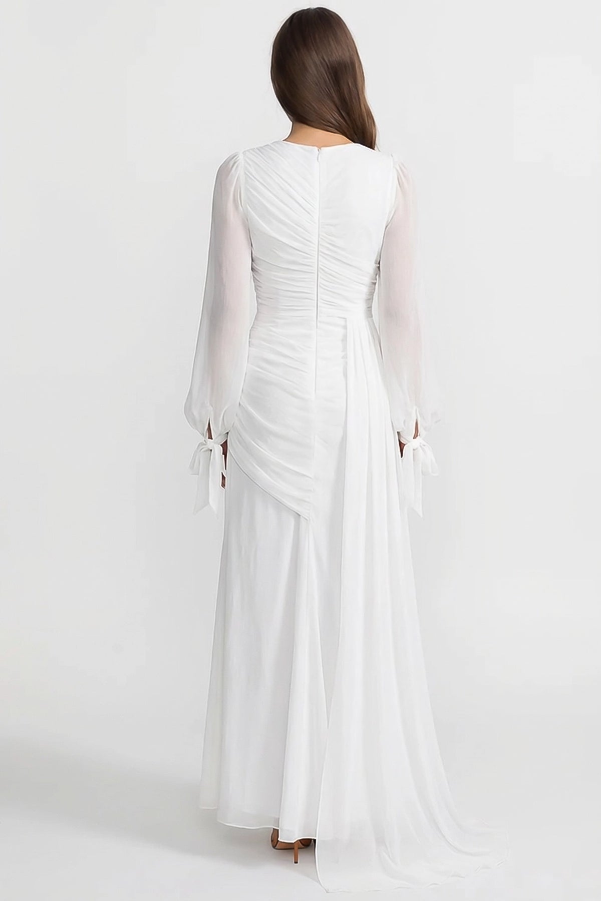 فستان ماكسي بأكمام طويلة مُطرز مع خصر مجمع – أبيض