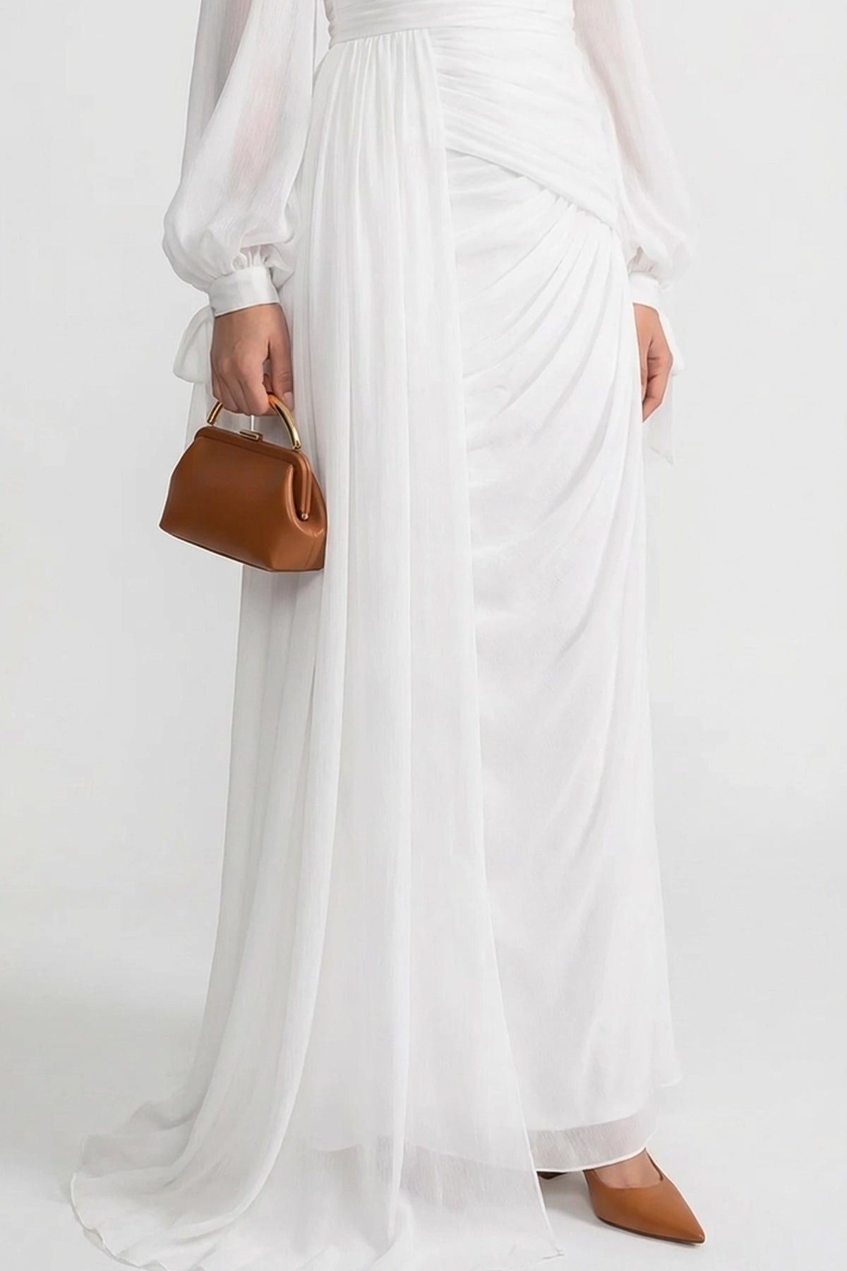 فستان ماكسي بأكمام طويلة مُطرز مع خصر مجمع – أبيض