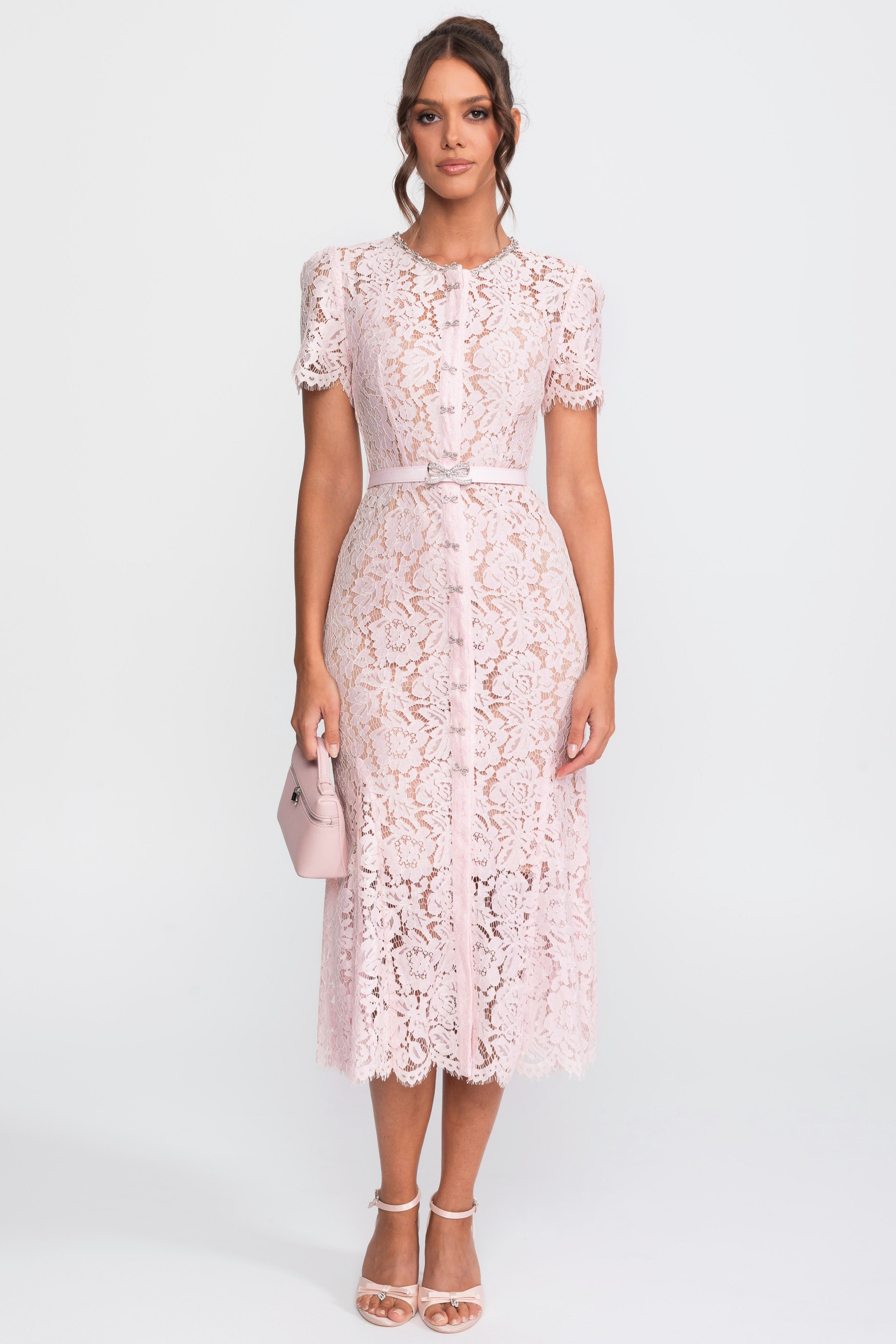 فستان أنيق بتطريز دانتيل زهري مرفق بتفاصيل أزرار وحافة مُنقوشة - Blush Pink 