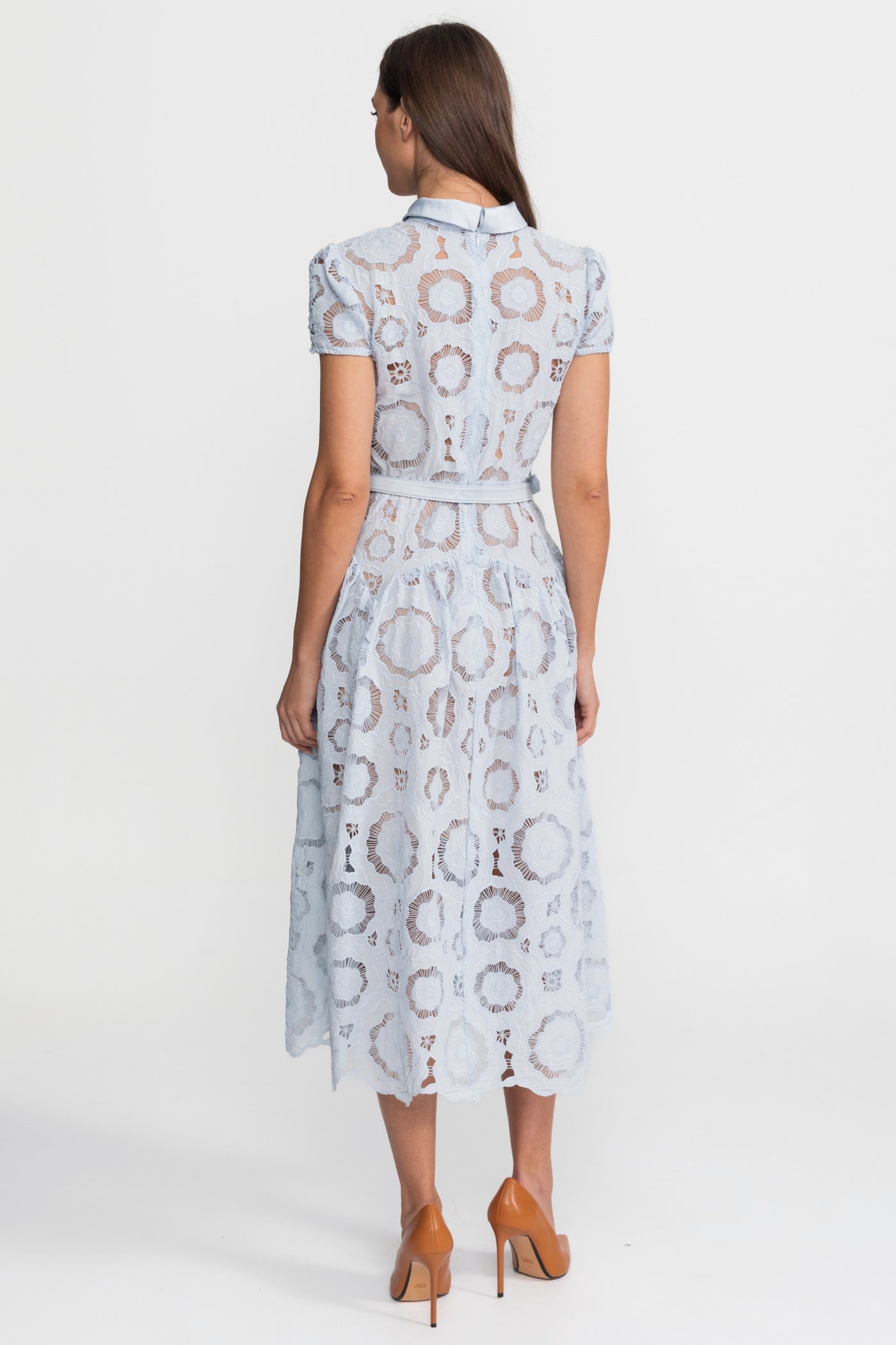 فستان ميدي من الدانتيل الزهري مع خصر مربوط بحزام – baby blue 