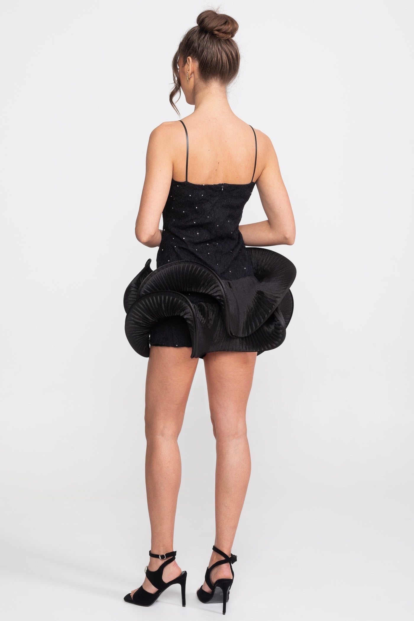 فستان Babydoll قصير جدًا مع تطريزات براقة وتنورة peplum بكشكش - أسود 