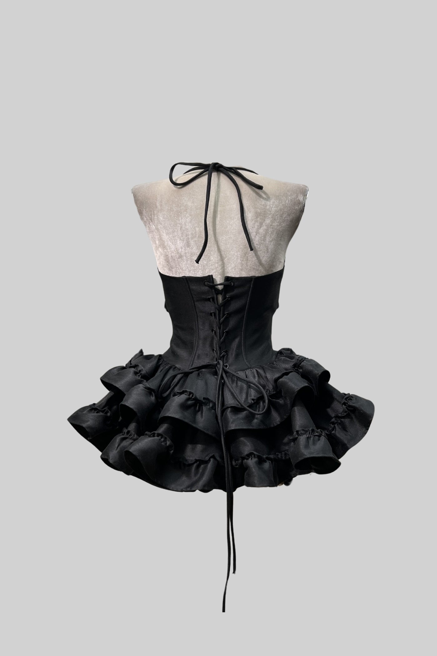 فستان بدون أكمام مع صديرية على شكل كورسيه وتنورة قصيرة واسعة - أسود 