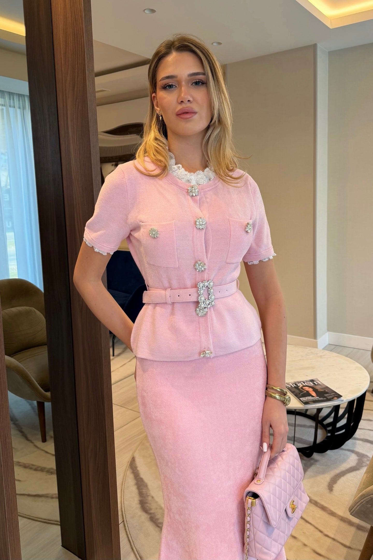 طقم بأكمام قصيرة مع خصر ببلوم وحزام بأزرار كريستالية - Blush Pink 