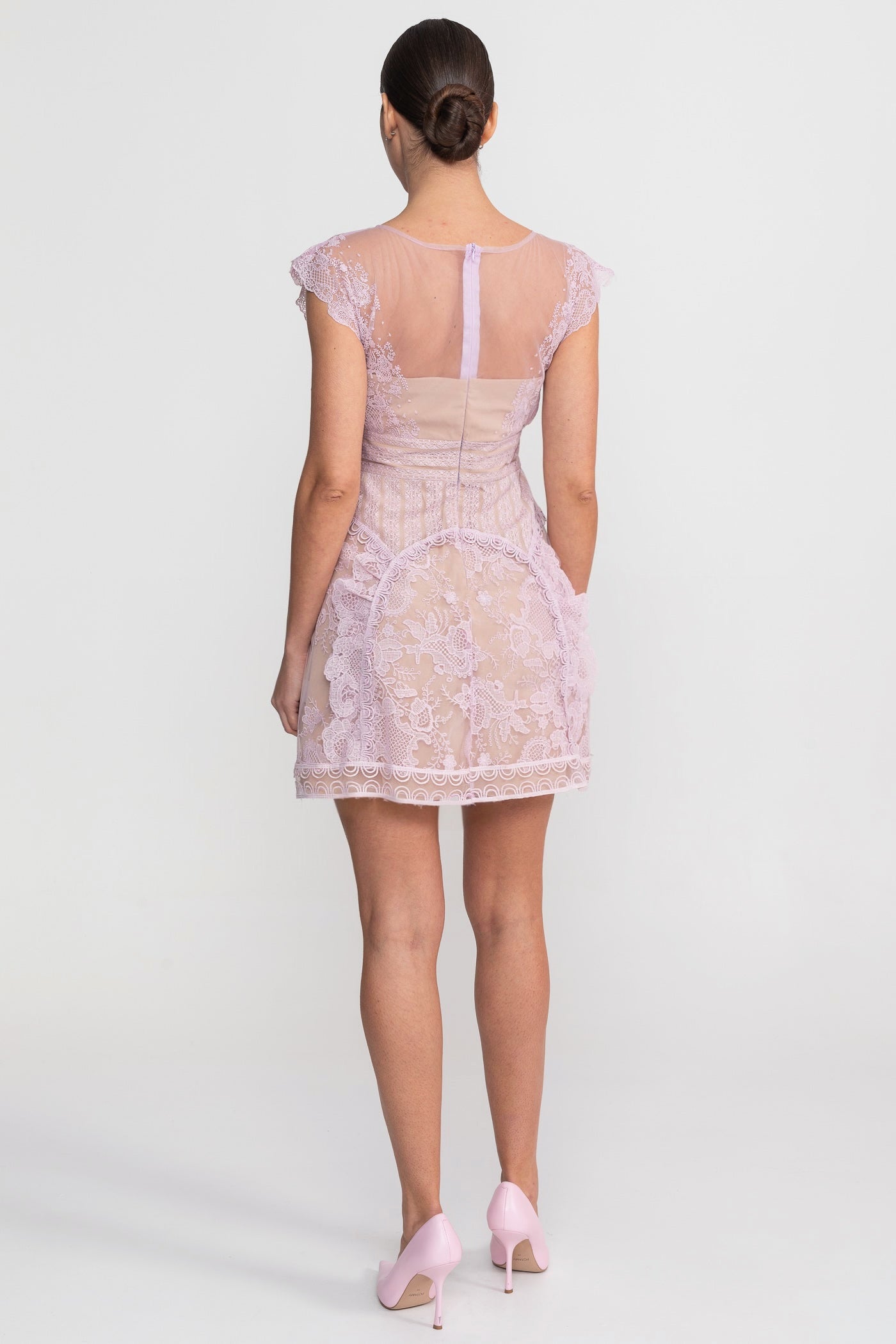 فستان ميني بأكمام قبّعة مع ياقة شفافة وتفاصيل أزرار لؤلؤية - ليلكي 