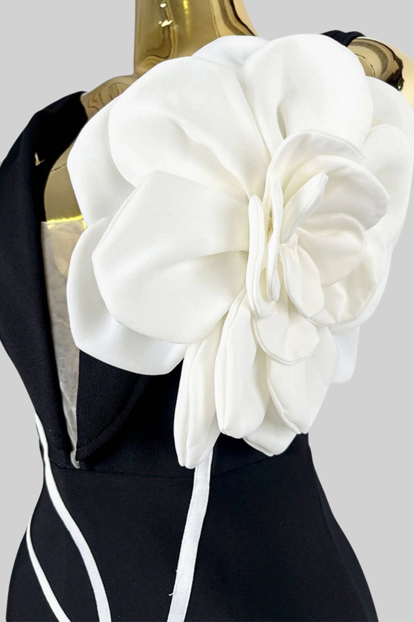 فستان ميدي مزين بتطريزات زهرية وياقة عميقة – أسود وأبيض 