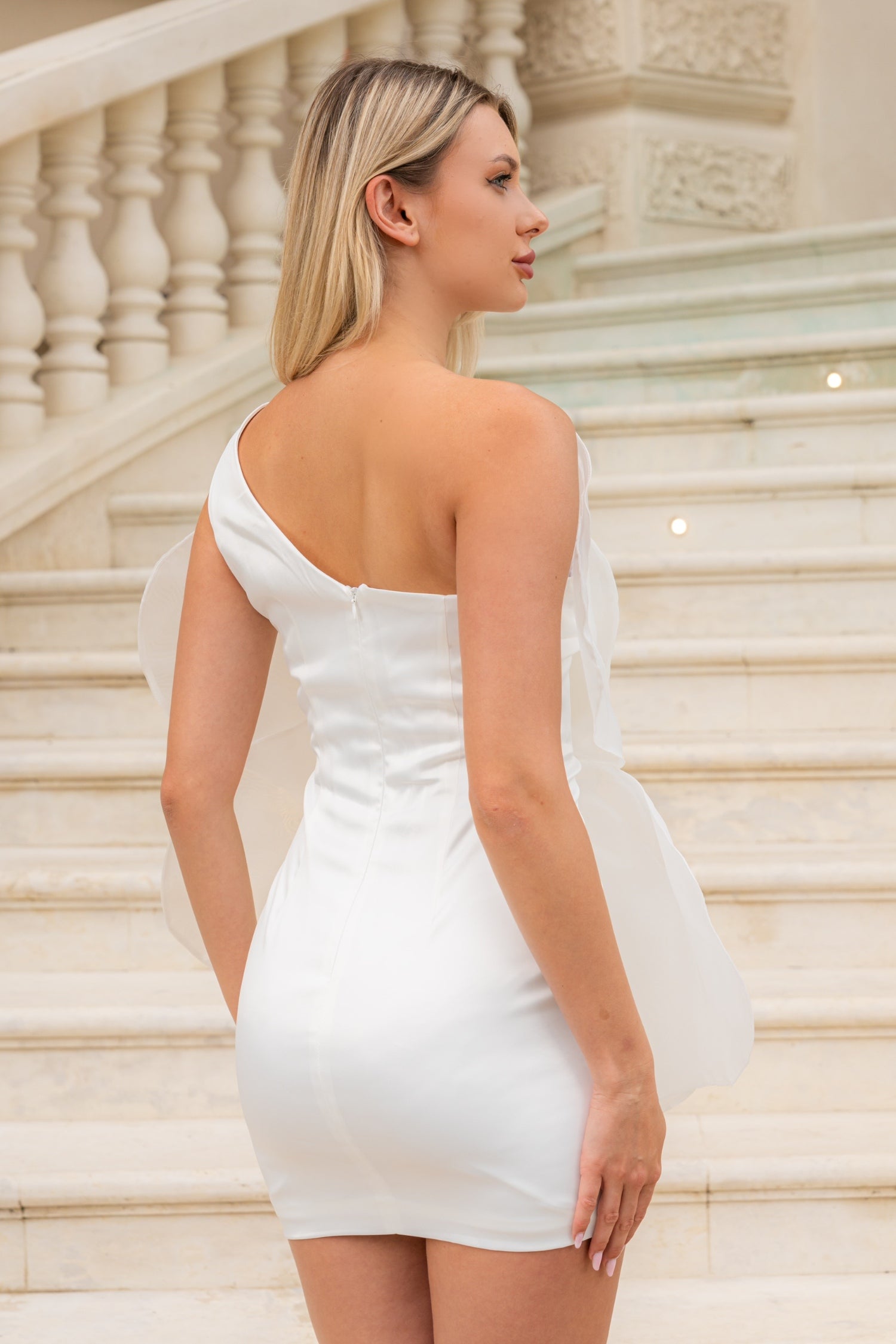 فستان ميني من الأورجانزا ثلاثي الأبعاد مزين بالورود - أبيض 