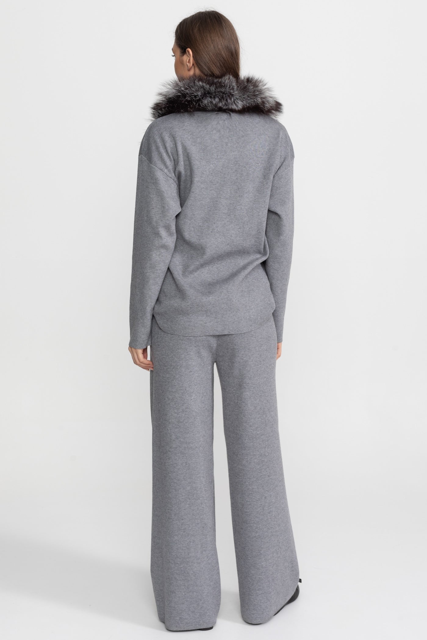طقم ملابس استرخاء محبوك مع ياقة من فرو الثعلب – رمادي 