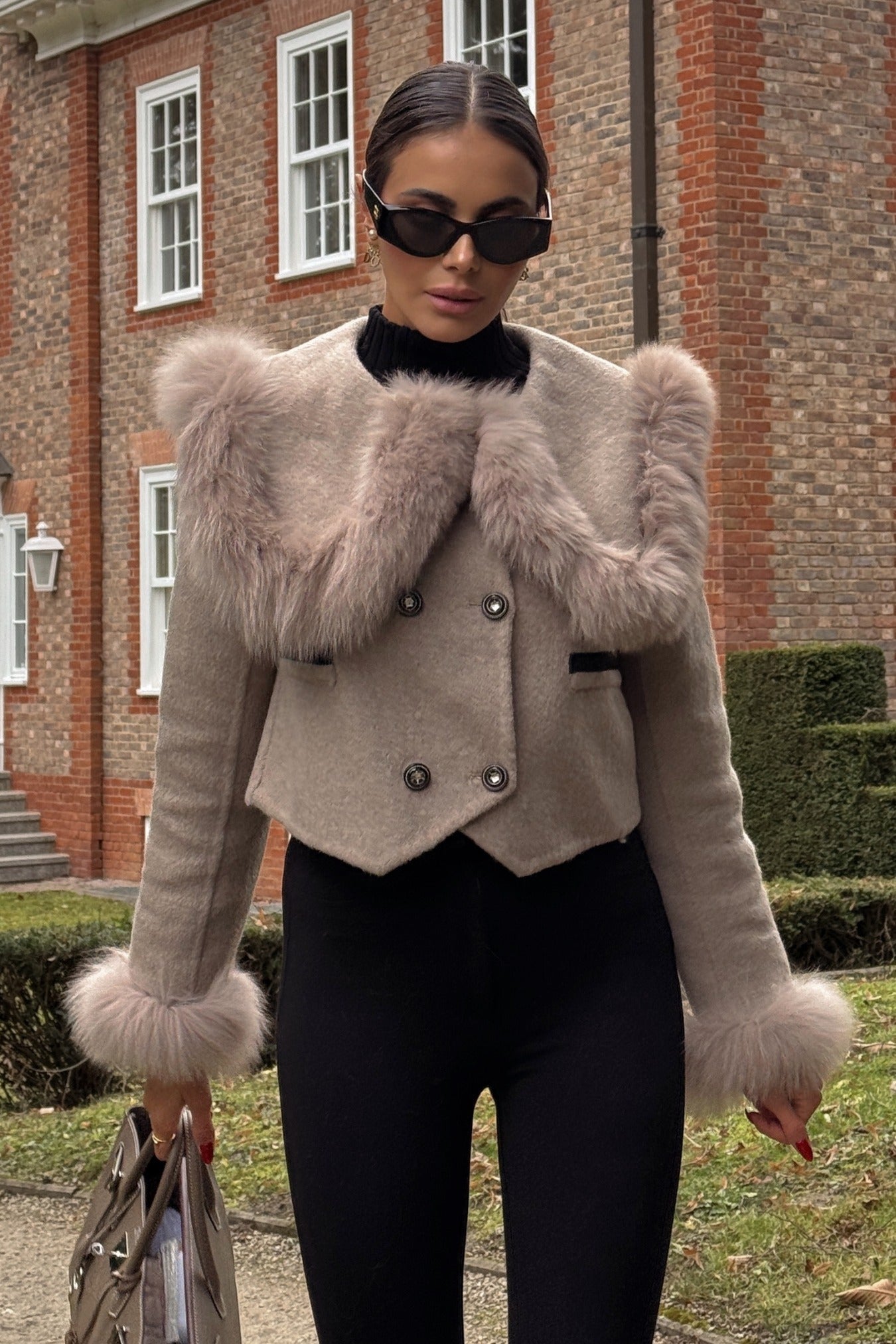 سترة قصيرة مزدوجة الصدر مزينة بطوق من الفرو - بني 