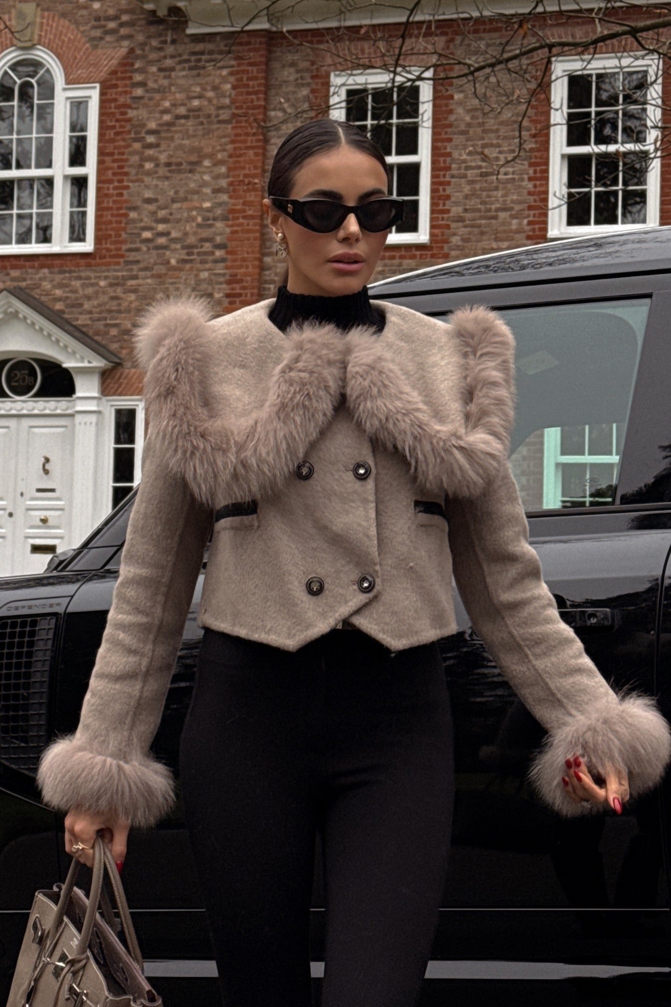 سترة قصيرة مزدوجة الصدر مزينة بطوق من الفرو - بني 