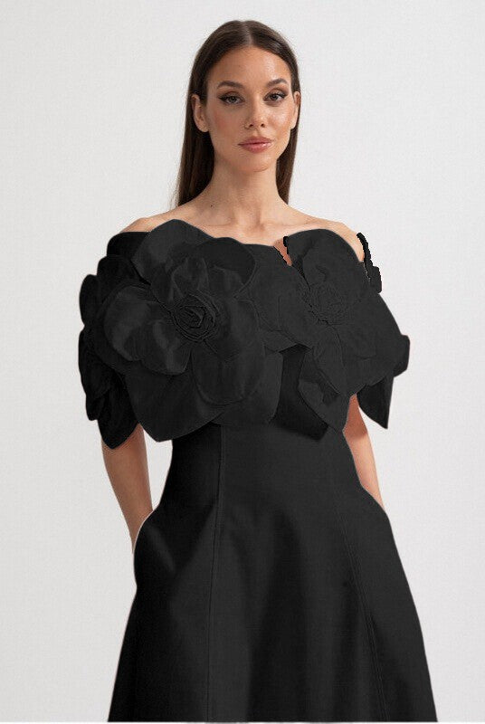 فستان ميدي بأكتاف مكشوفة مع لمسات زهرية كبيرة من القماش - أسود 