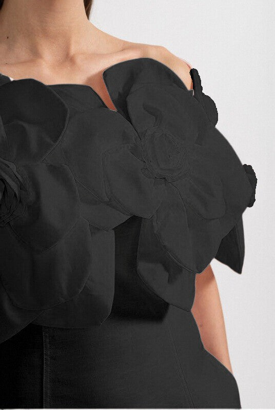 فستان ميدي بأكتاف مكشوفة مع لمسات زهرية كبيرة من القماش - أسود 