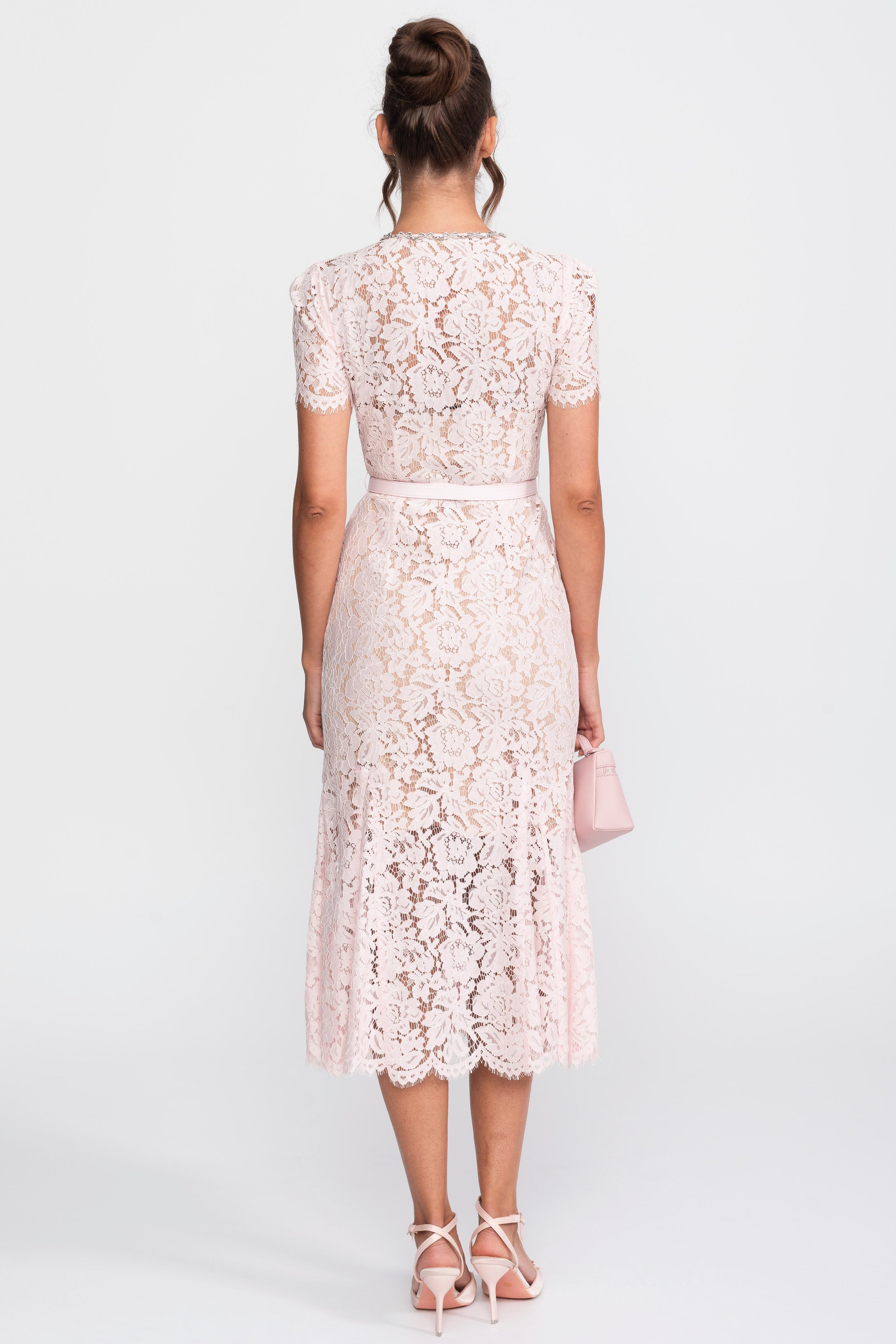فستان أنيق بتطريز دانتيل زهري مرفق بتفاصيل أزرار وحافة مُنقوشة - Blush Pink 