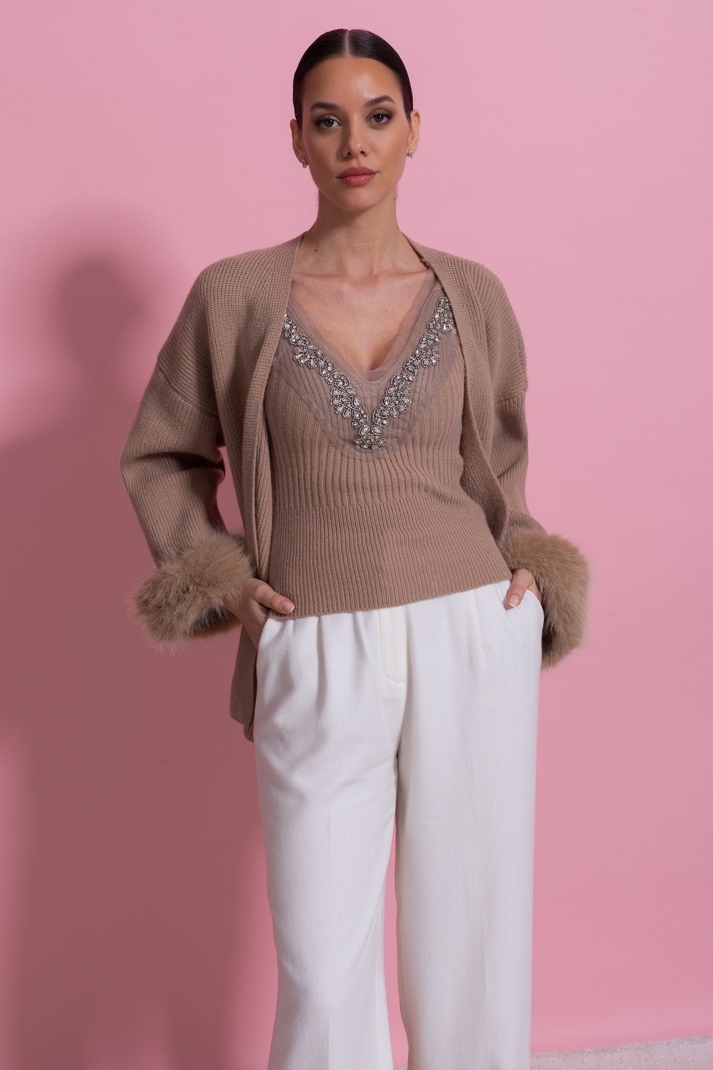 طقم من قطعتين محبوك مزين بالكريستال وأساور مخططة - بيج 