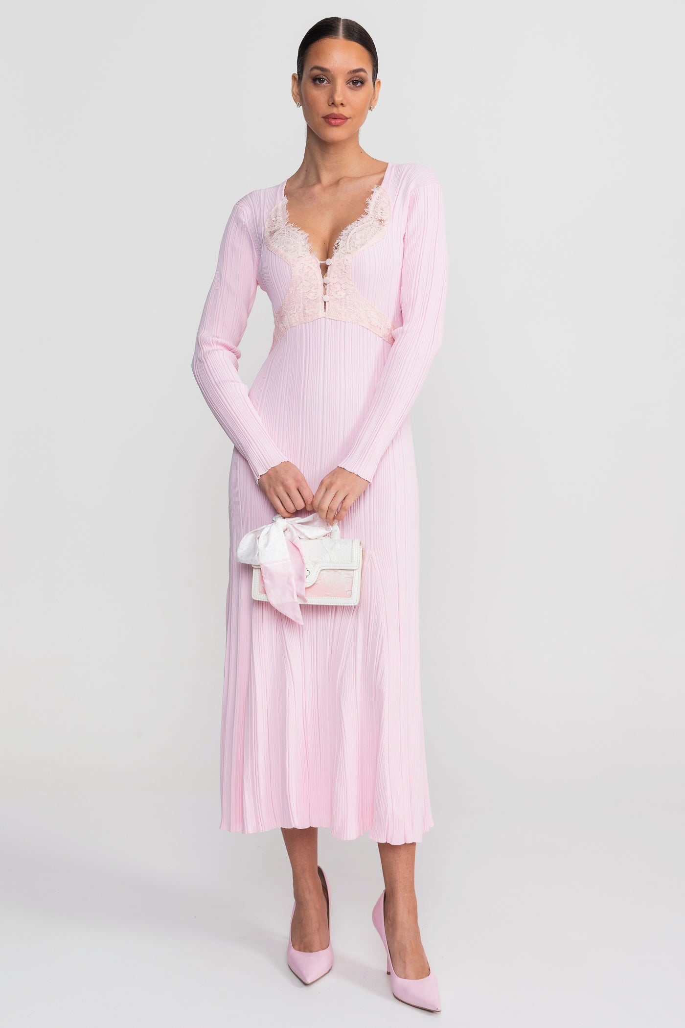 فستان ميدي بأكمام طويلة مضلعة وياقة على شكل V مزينة بالدانتيل - Baby Pink 