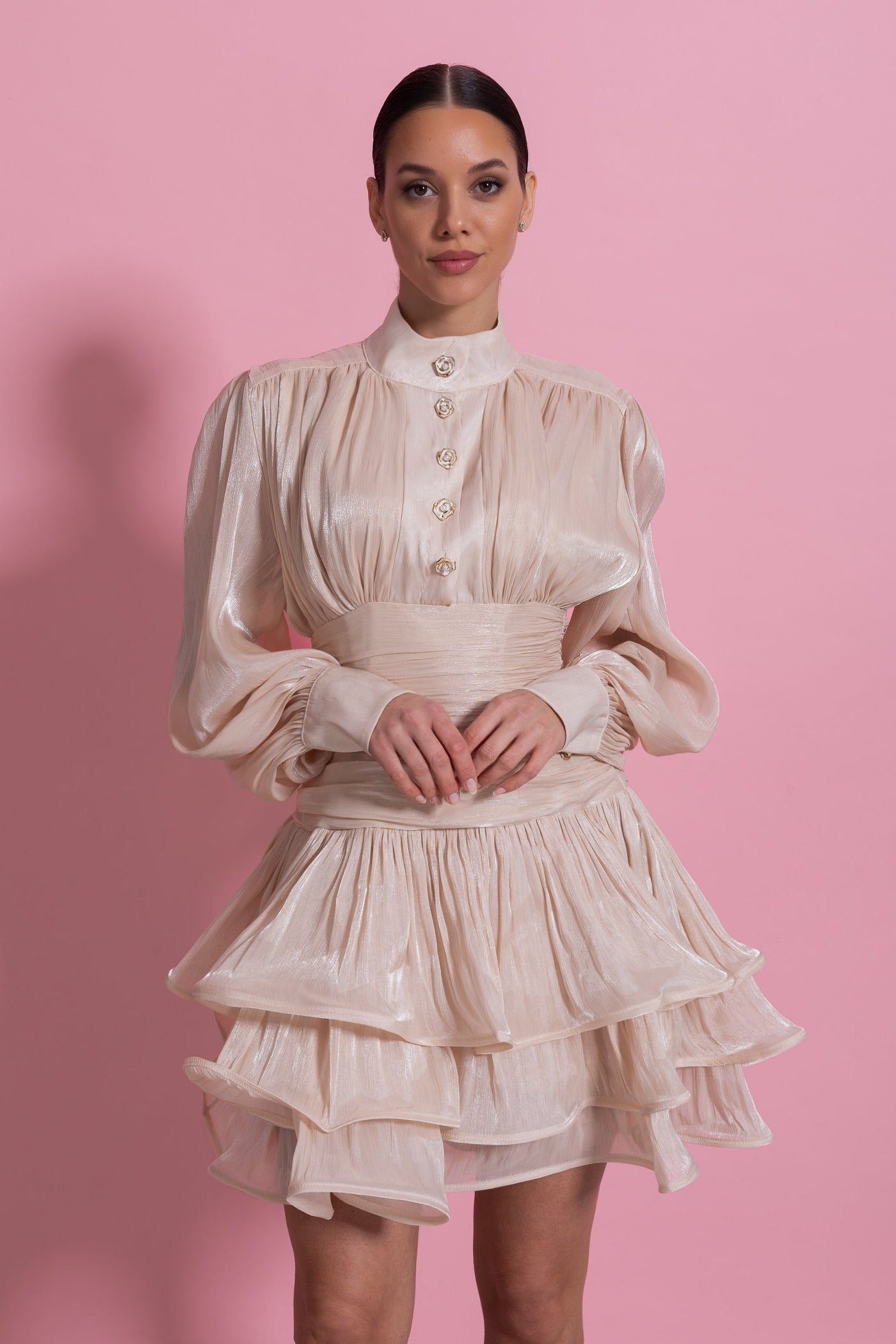 فستان ميني بأكمام طويلة مطرزة وتنورة متعددة الطبقات بكشكشة - شامبانيا 