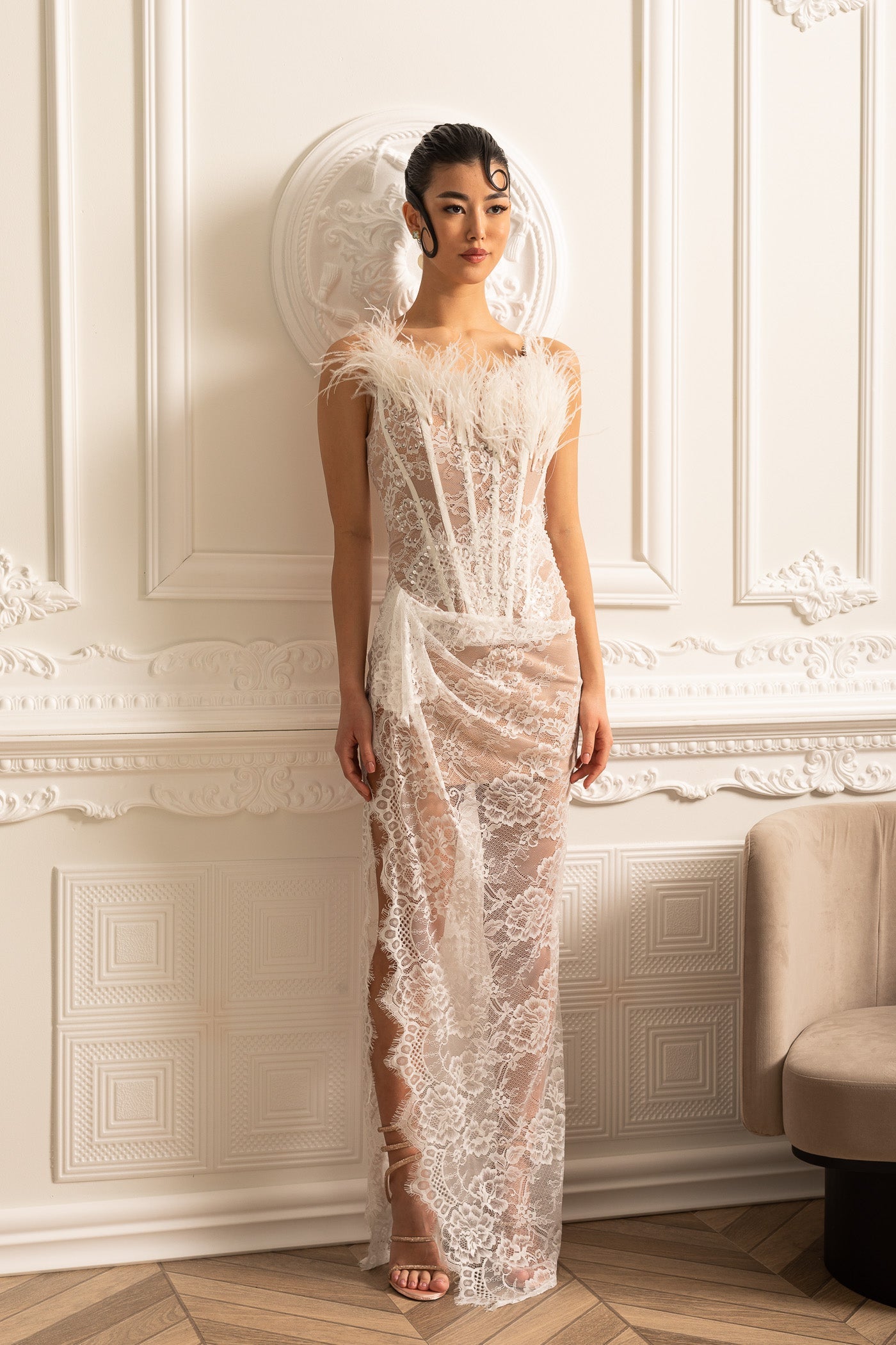 فستان دانتيل رقيق بياقة مزينة بالريش - أبيض 