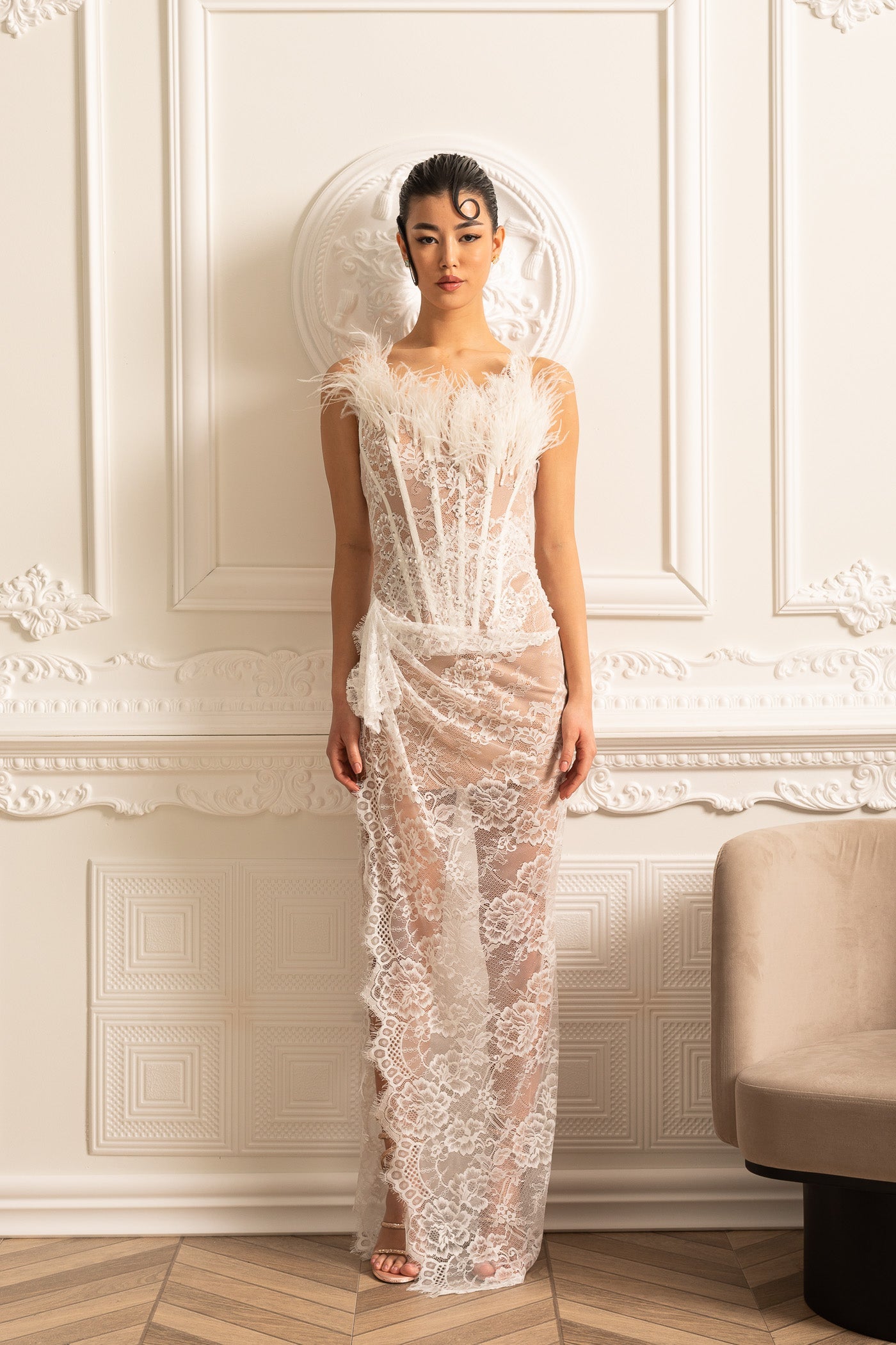 فستان دانتيل رقيق بياقة مزينة بالريش - أبيض 